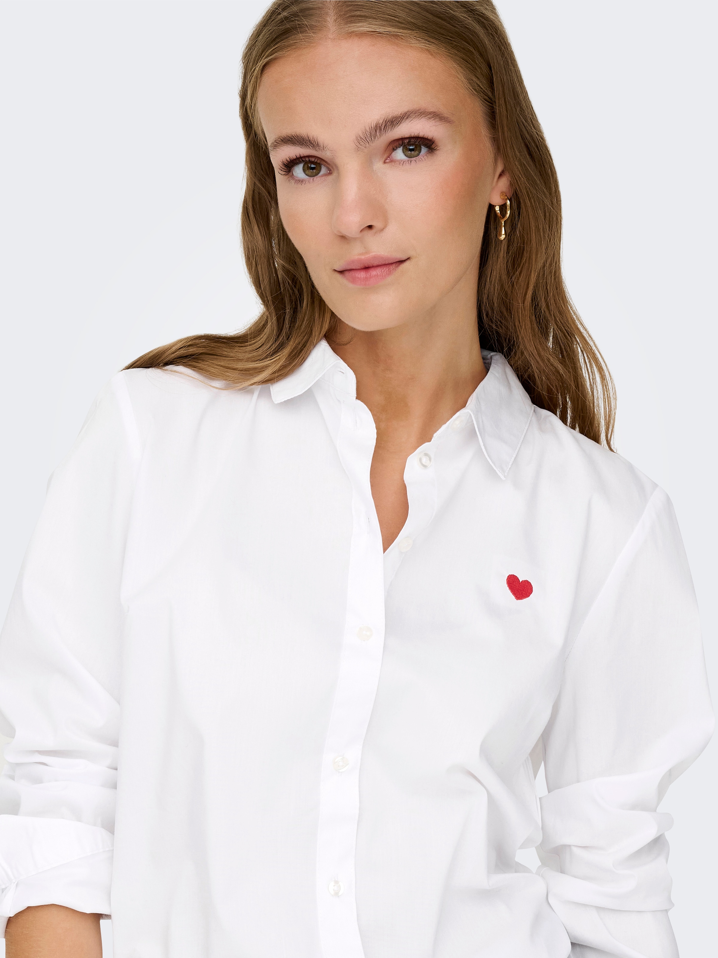 JDY Hemdbluse »JDYMIO L/S EMBROIDERY SHIRT WVN NOOS«, in klassischer Form mit kleiner Bruststickerei