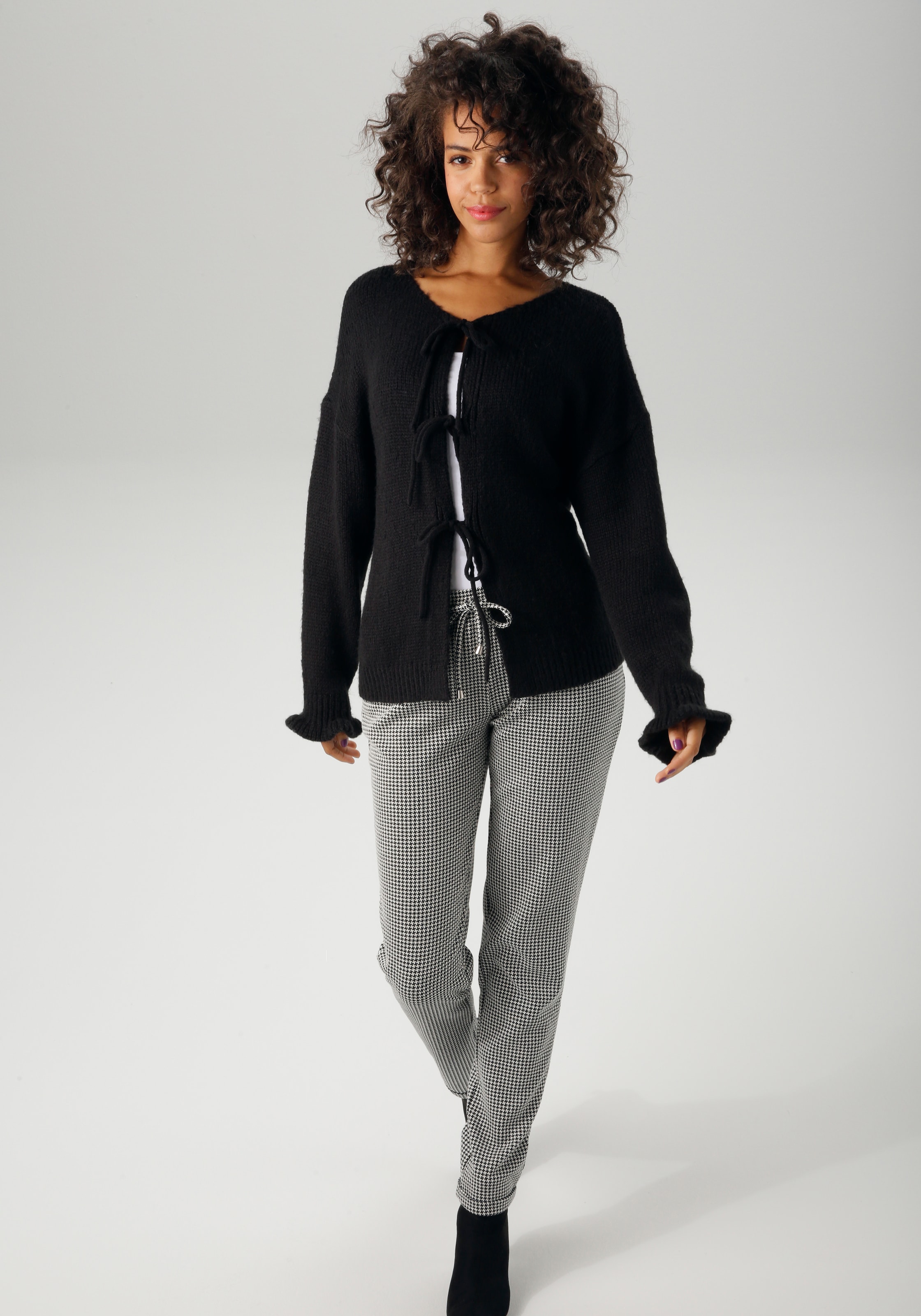 Aniston CASUAL Strickjacke, mit trendigen Bindebändern zu schließen - NEUE KOLLEKTION