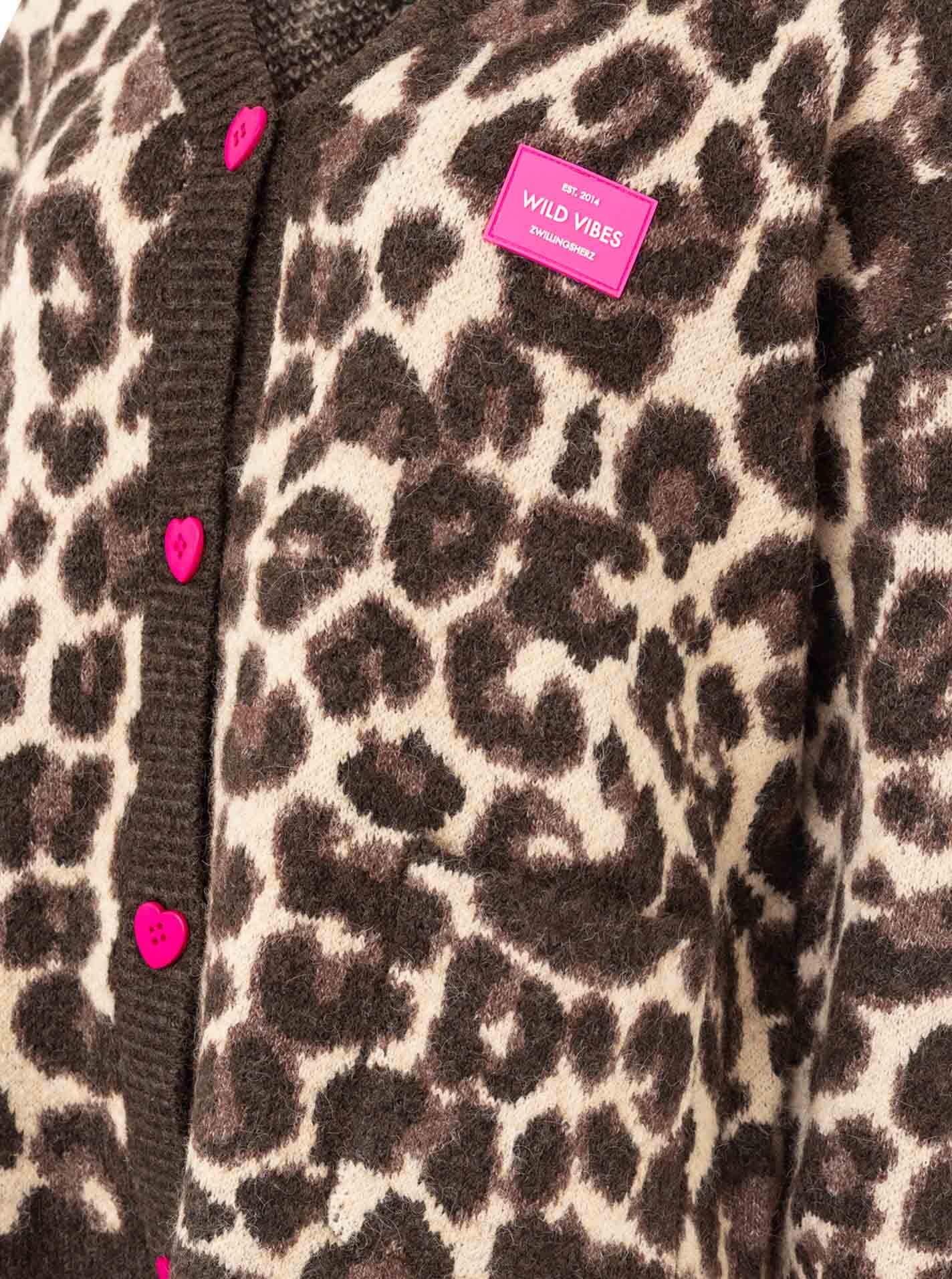Zwillingsherz Cardigan »"Leo Love"« Herzknöpfe, Leomuster, unifarbene Kanten, oversize, Logopatch