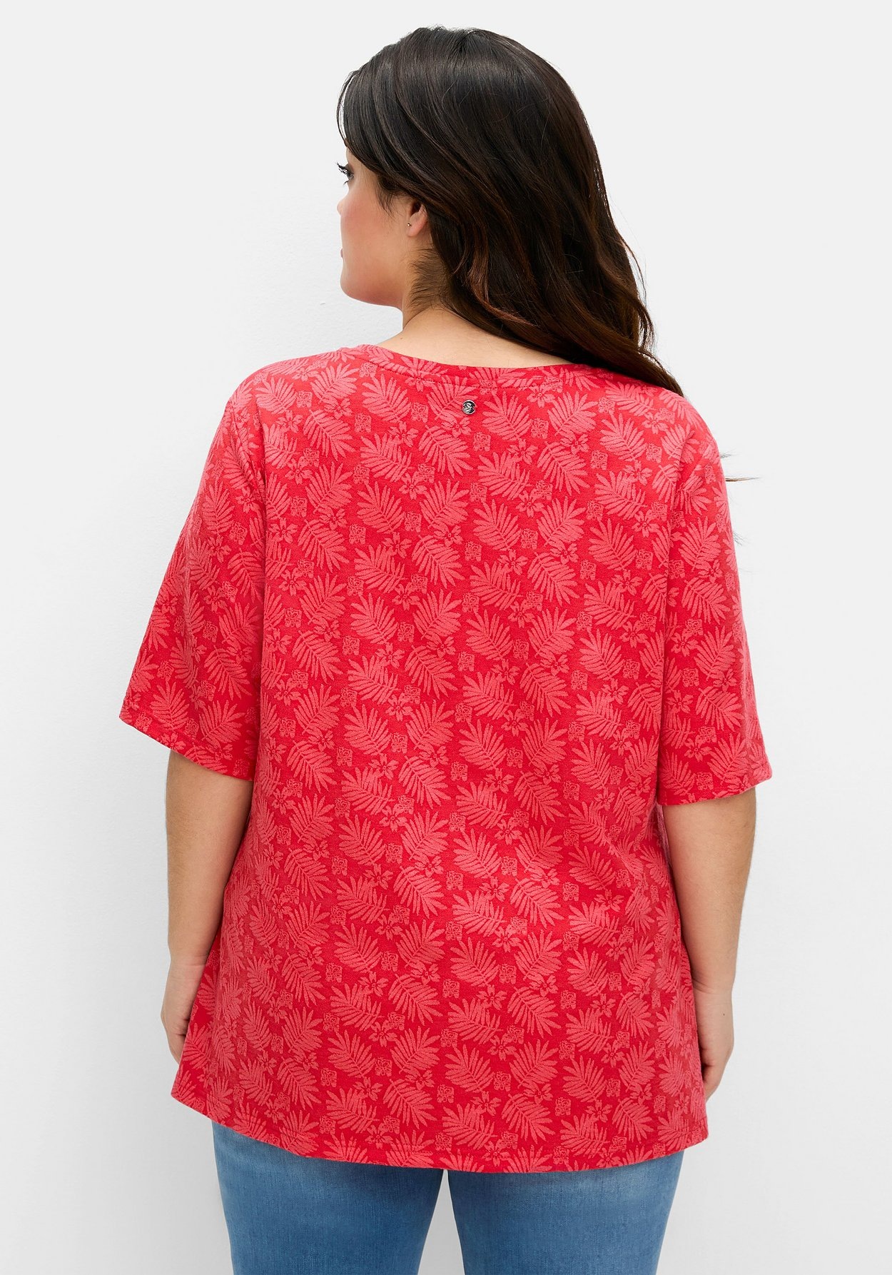 Sheego T-Shirt »Shirt mit Alloverprint, leicht tailliert«