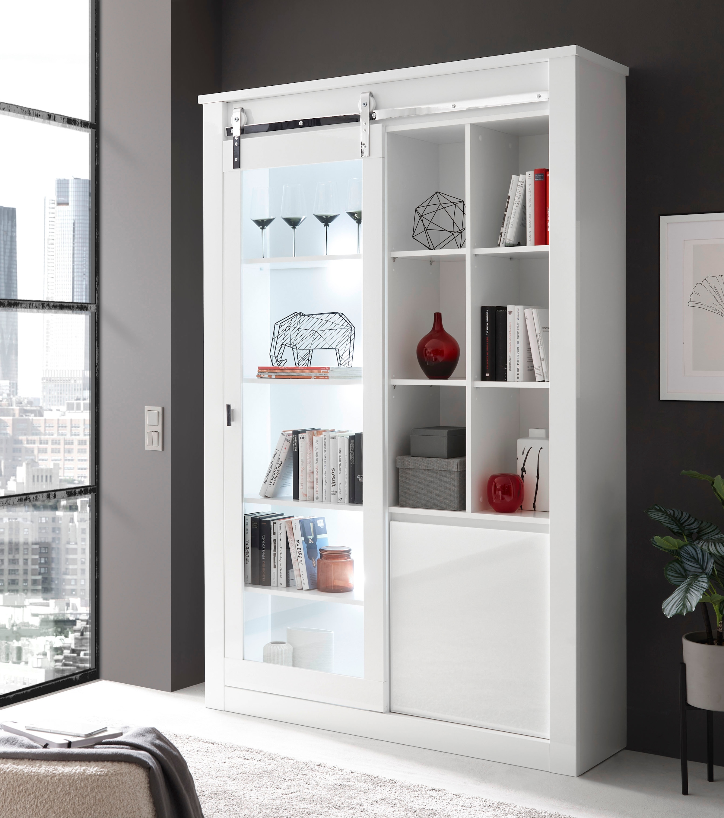 Home affaire Vitrine »Daytona, moderner Hochschrank, Glasvitrine in Weiß Hochglanz« mit Schiebetürenbeschlag in Chrom-Optik, ausreichend Stauraum