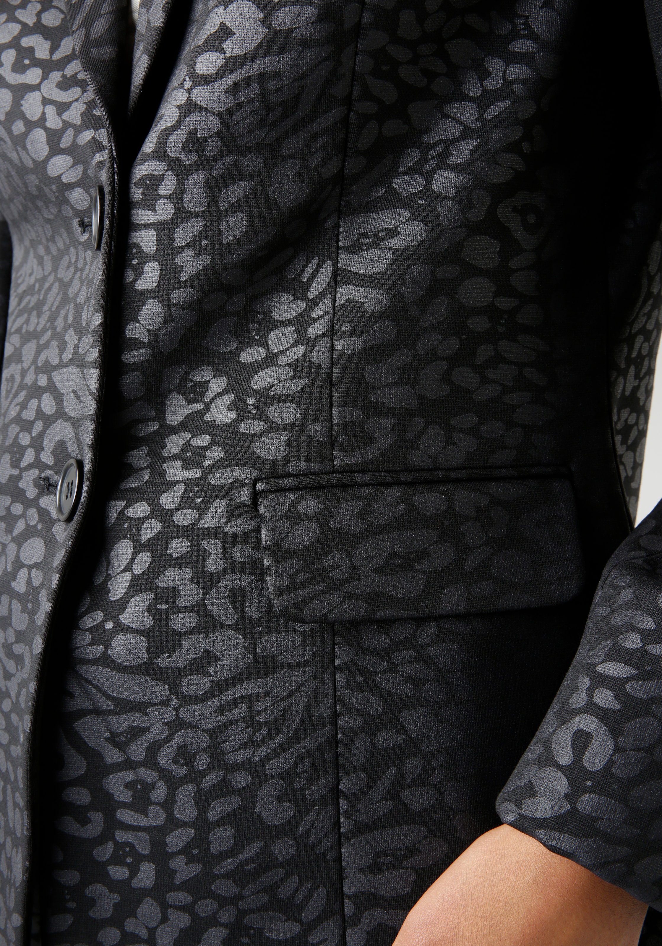 Aniston SELECTED Jackenblazer, mit leicht glänzendem Animal-Print