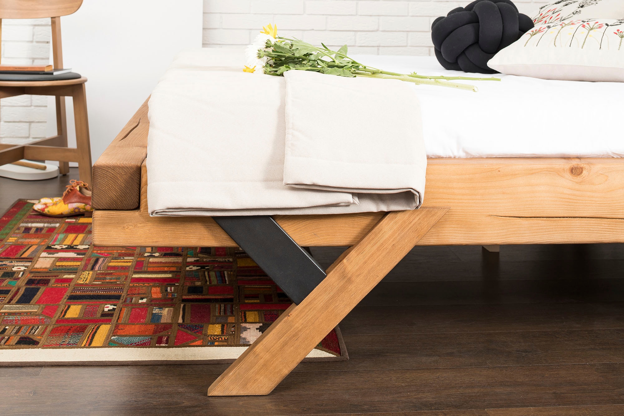 SalesFever Massivholzbett »Eik Naturbelassenes Bett« Urige Eleganz trifft moderne Formen - Unikat-Balkenbett