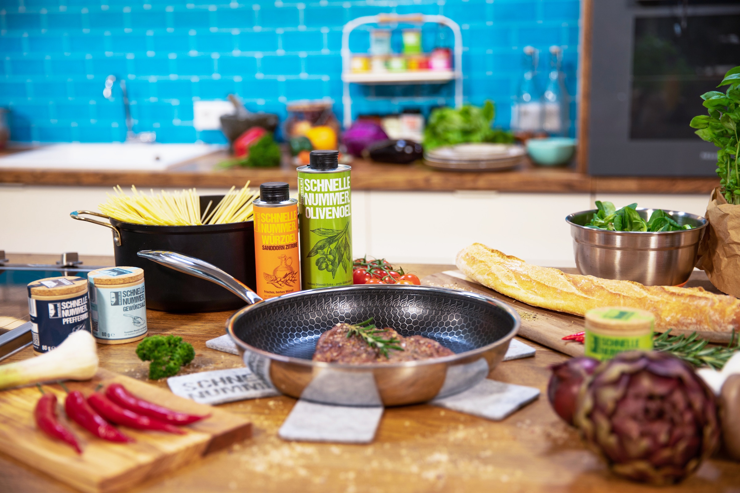 HENSSLERS Pfannen-Set »HENSSLERS Kochbox Deluxe« Edelstahl Set, Pfanne 24 + 28 cm, Mikrofaser-Schwamm-Set 6 tlg., 2x Pfannen-Schoner, 10 Stk. tlg. Exklusives Set für OTTO