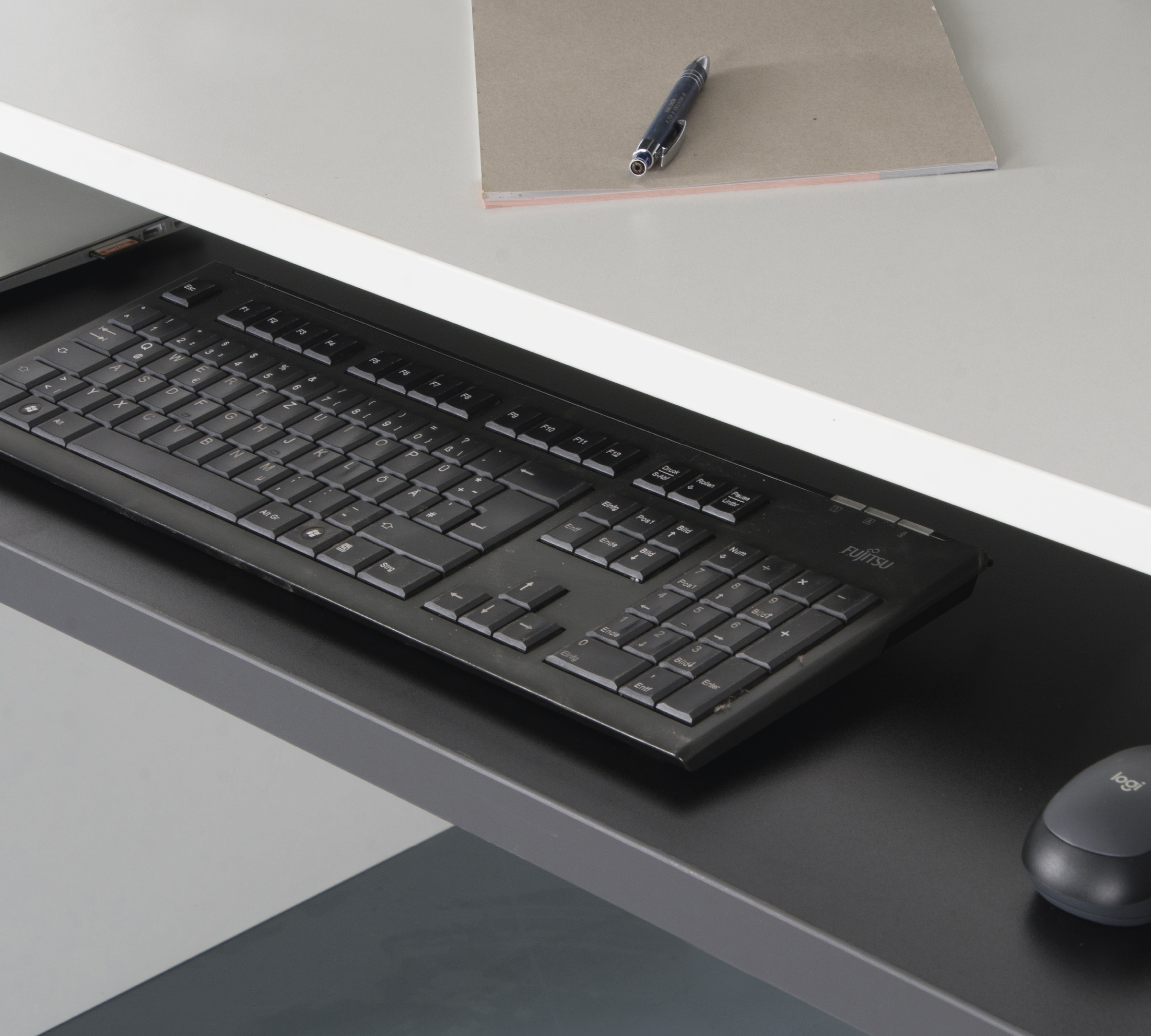 VOGL Möbelfabrik Schreibtisch »Barrie mit 2-farbigem Tastaturauszug«, in 2 Breiten, 2,5 cm Tischplattenstärke, Made in Germany
