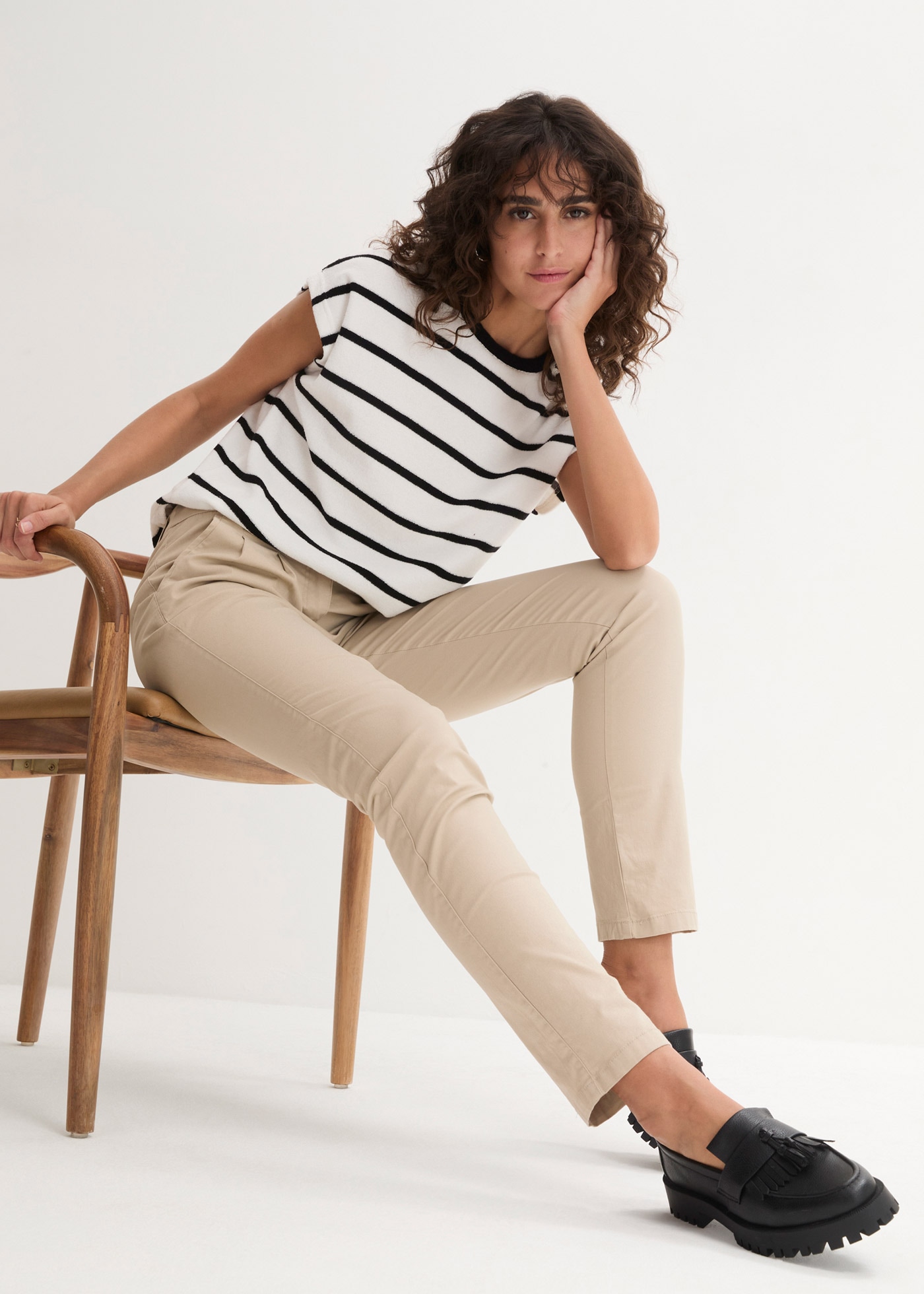 bonprix Chinohose  schmale Form, mit Bundfalten und praktischen Taschen