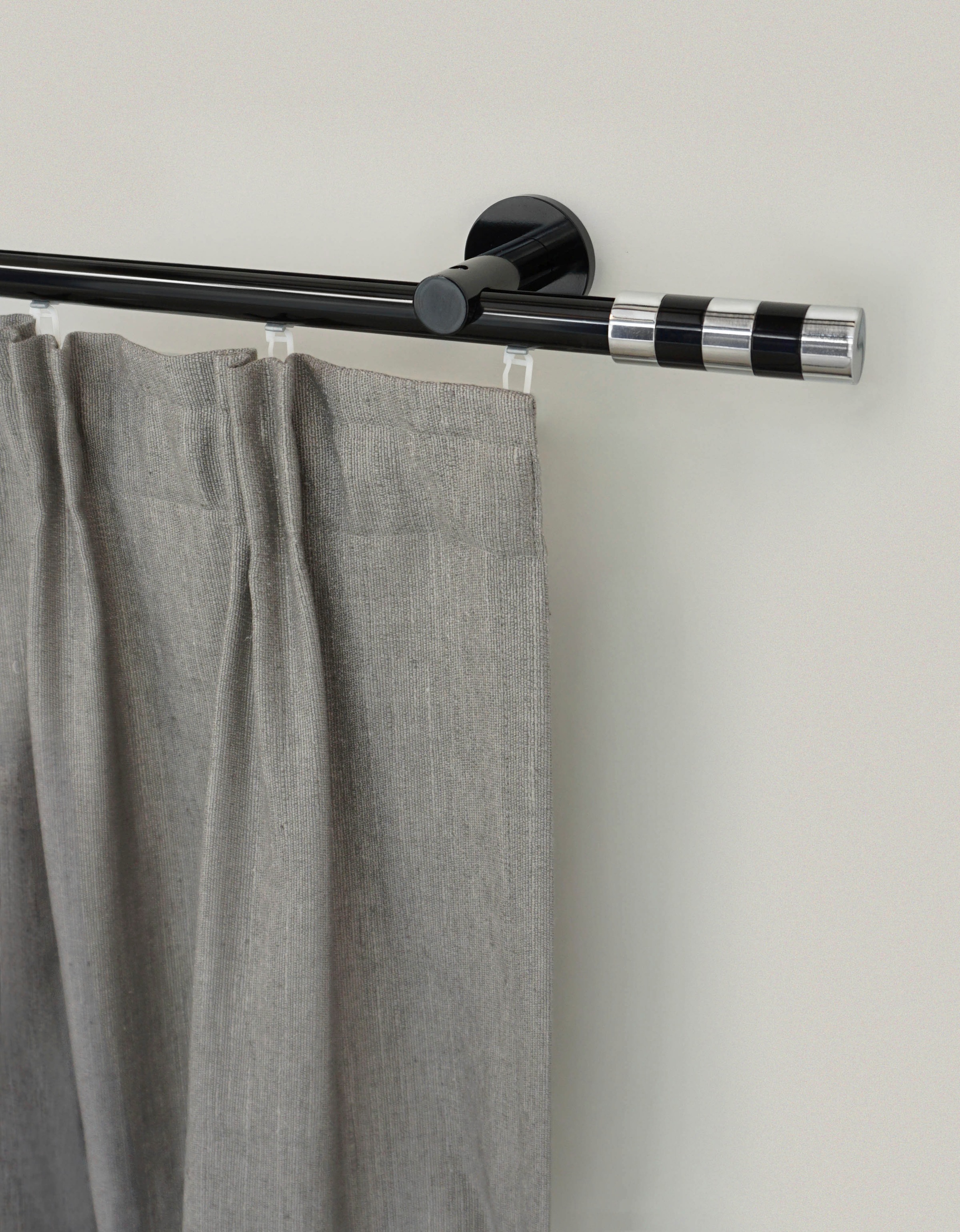 GARESA Gardinenstange »BLACK« Ø 20 mm 1 läufig-läufig Wunschmaßlänge Vorhanggarnitur, Innenlauf, verlängerbar, Knopf abgeschrägt 2-farbig