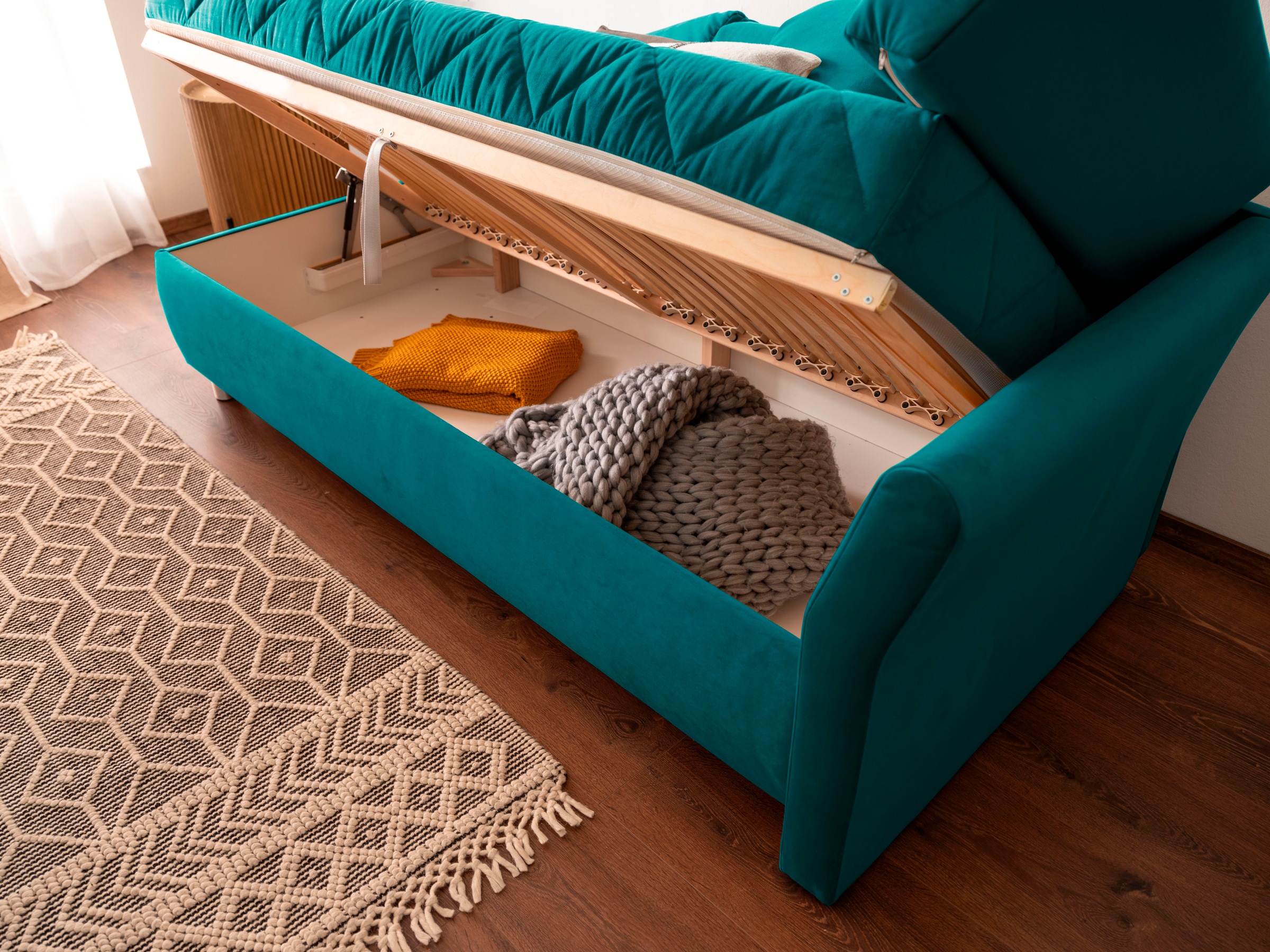 alina Schlafsofa »Lindsay«, Bettkasten, Zierkissen-Set aus: 2 Stk. 40x40cm, 1 Stk. 30x30cm