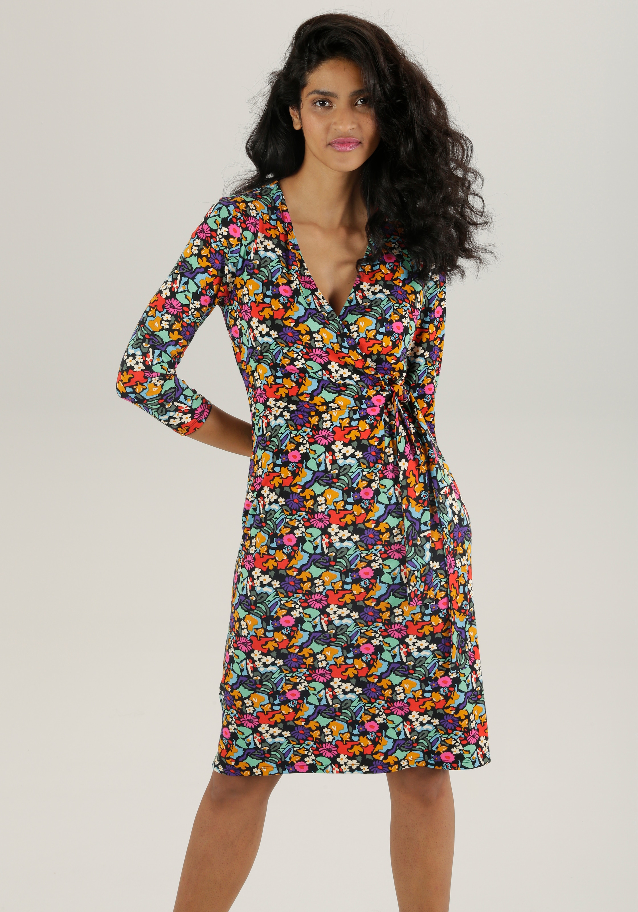 Jerseykleid, mit fröhlichem Blumendruck und femininem Ausschnitt - NEUE KOLLEKTION
