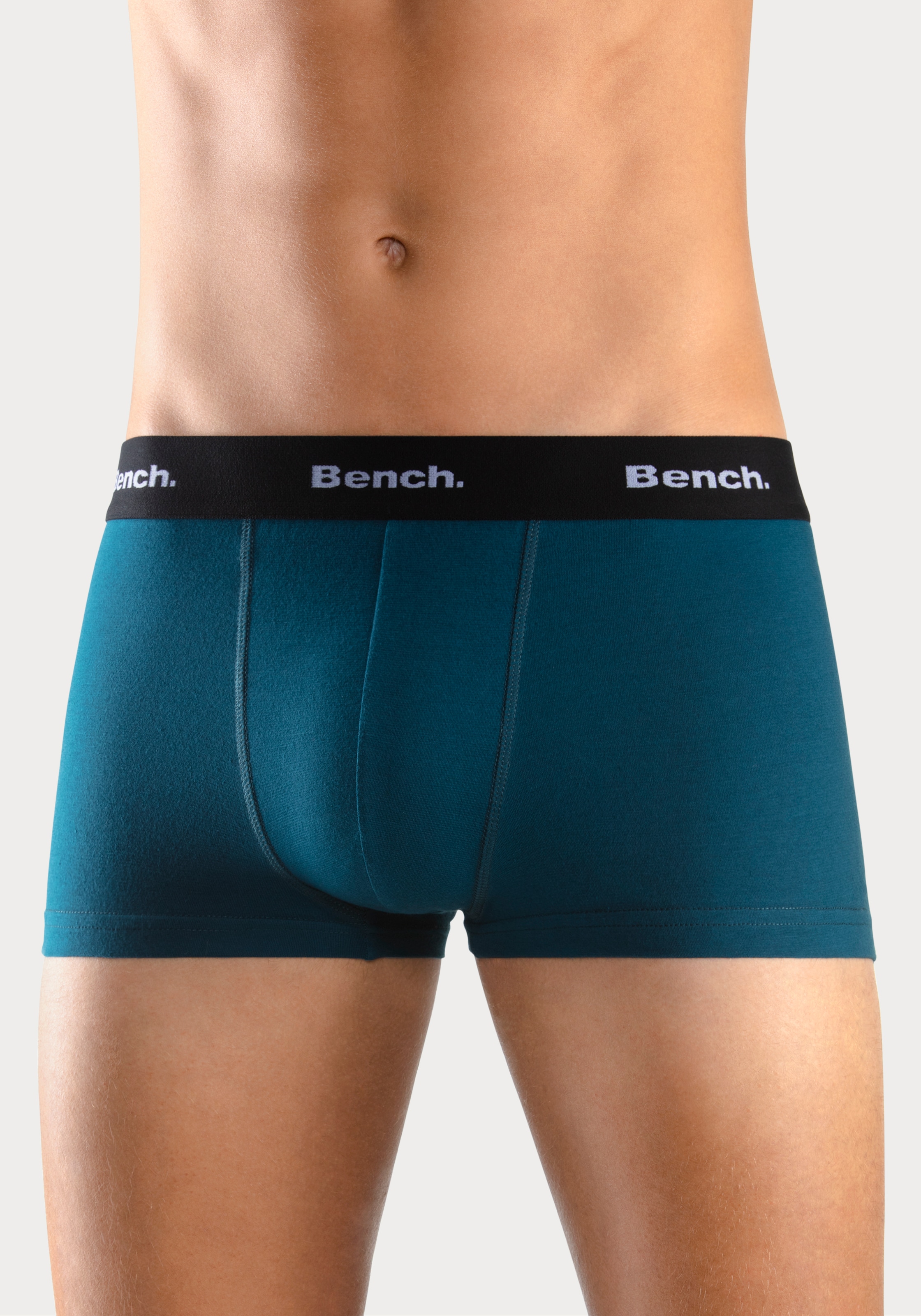 Bench. Boxershorts, (Packung, 4 St.), in Hipster-Form mit kontrastfarbenem Bund