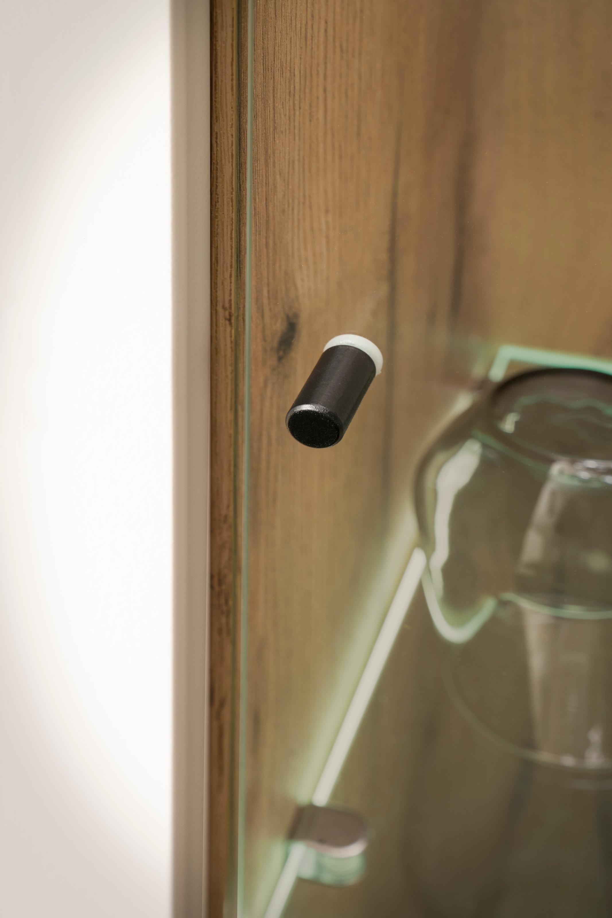 INOSIGN Vitrine »Salerno Hochschrank, Glasvitrine, Weiß mit Eiche Evoke Dekor, modern.«, Metallgriffe, ausreichend Stauraum, vielseitig einsetzbar, 72 cm breit