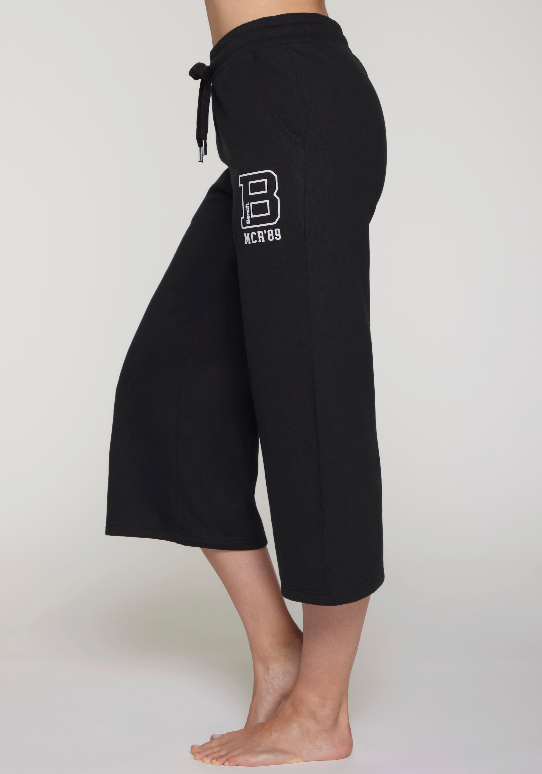 Bench. Loungewear 7/8-Hose »Ankle Athletic Jogginghose«  mit seitlichen Taschen und Logoprint, Loungewear