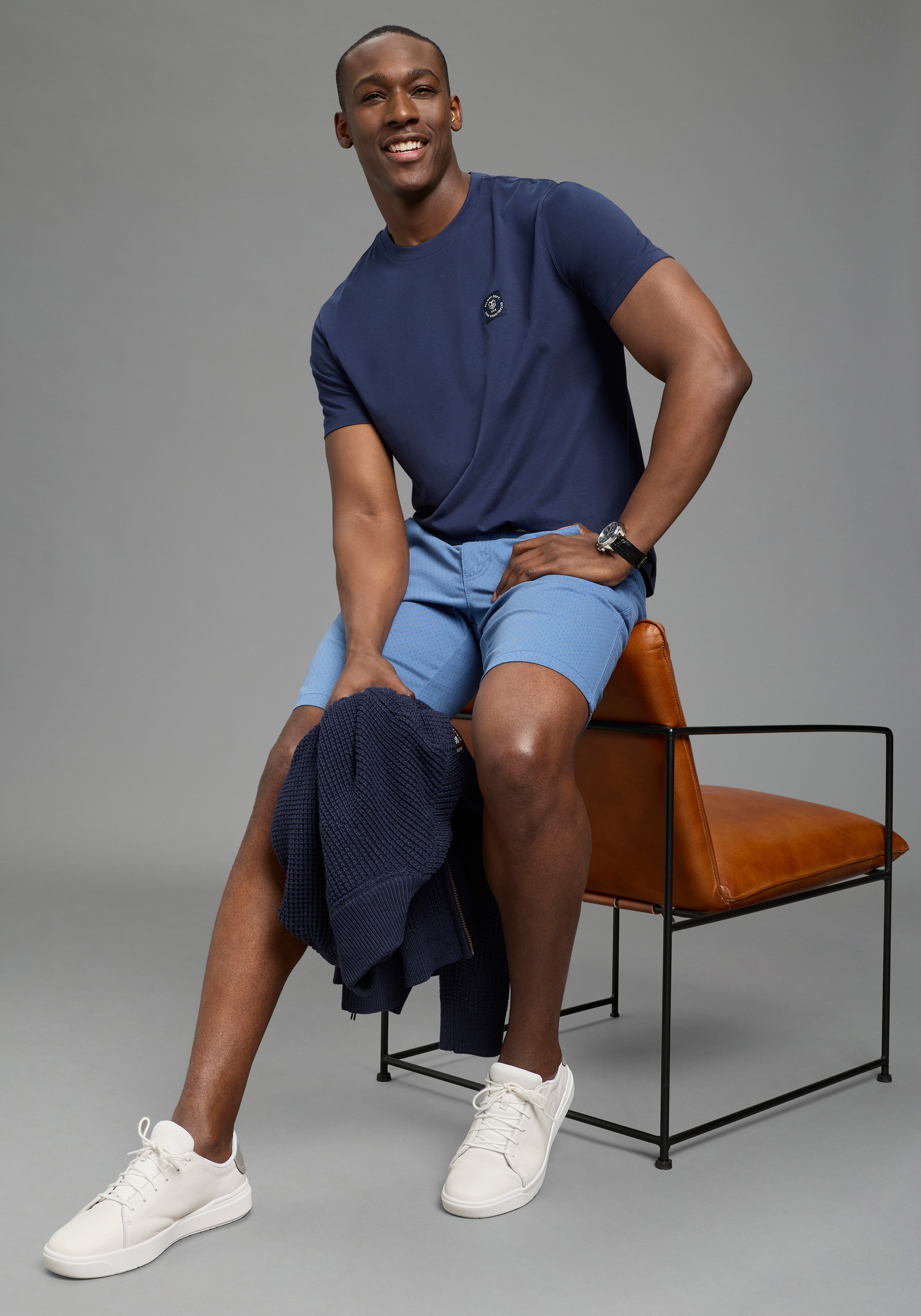 DELMAO Rundhalsshirt »Neue Kollektion!« casual Stil, Kurzarm, normale Passform, mit Print-Applikation