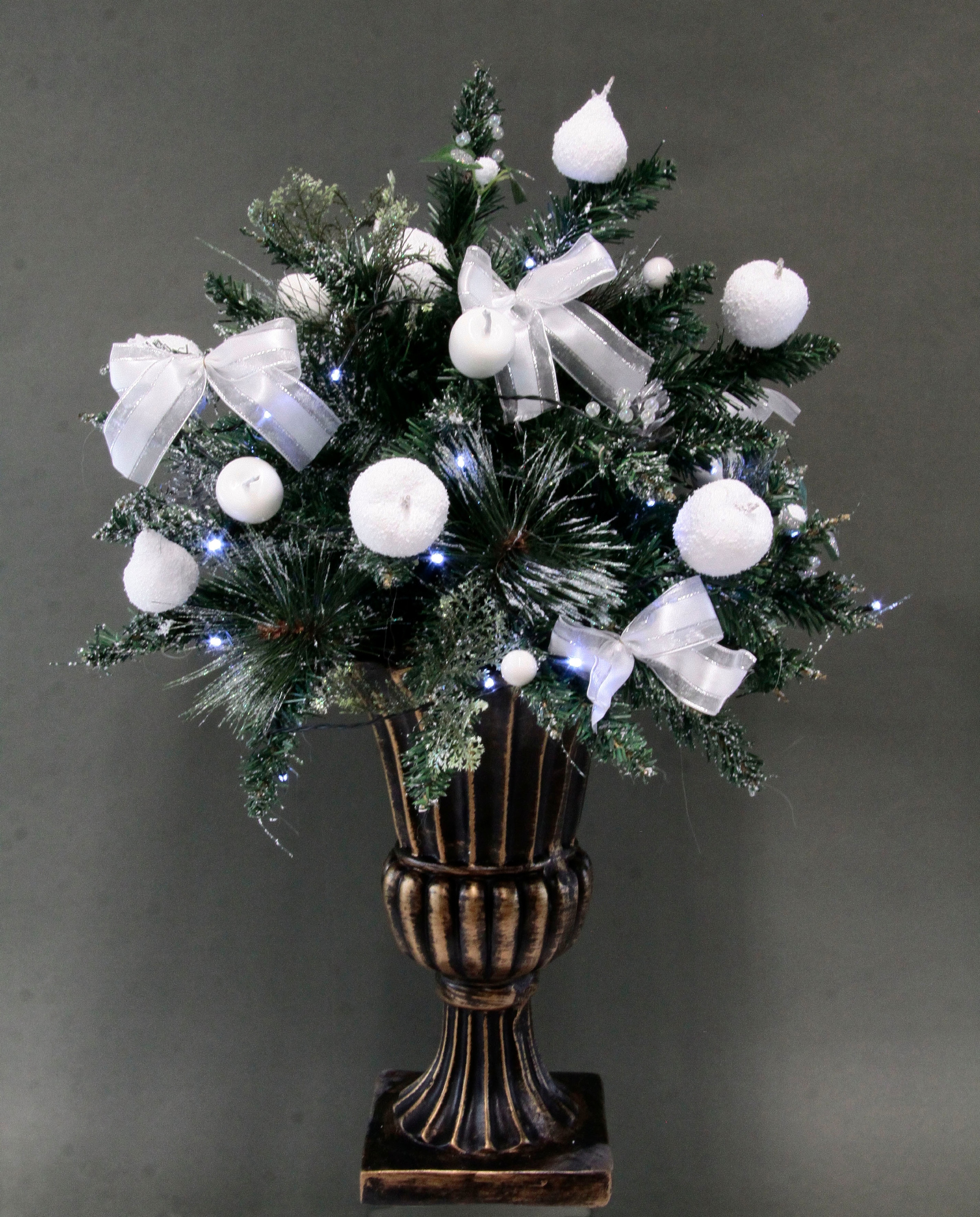 I.GE.A. LED Baum »Künstlicher u. 74 cm bei Weihnachtsbaum, beschneit, OTTO online Kunstbaum«, Schleifen, Weihnachtsdeko, aus Beeren Äpfeln, mit Polyresin, Pokal