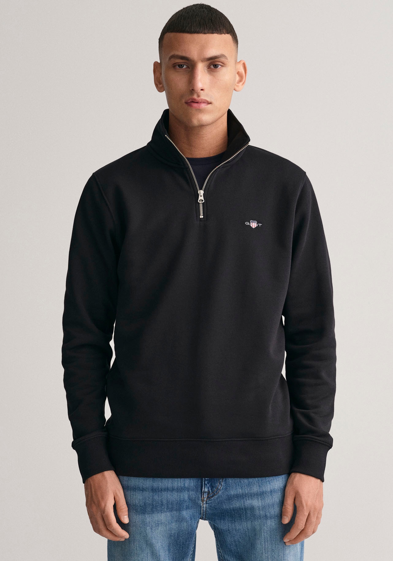 Sweatshirt »REG SHIELD HALF ZIP SWEAT«, mit Logostickerei auf der Brust