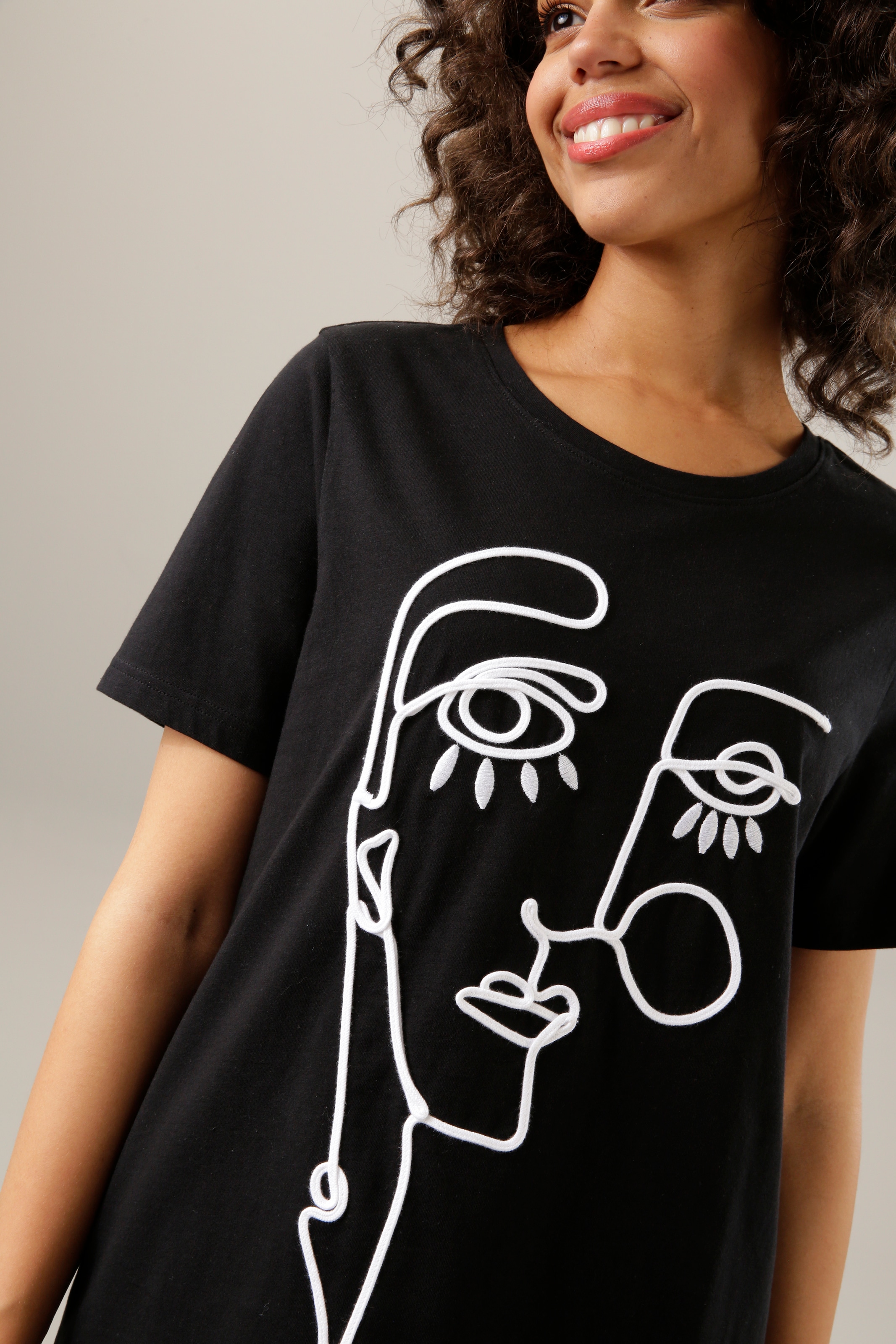 CASUAL kaufen Kordel und kunstvollem Stickerei OTTO Online Shop Aniston T-Shirt, aus mit im Kopf