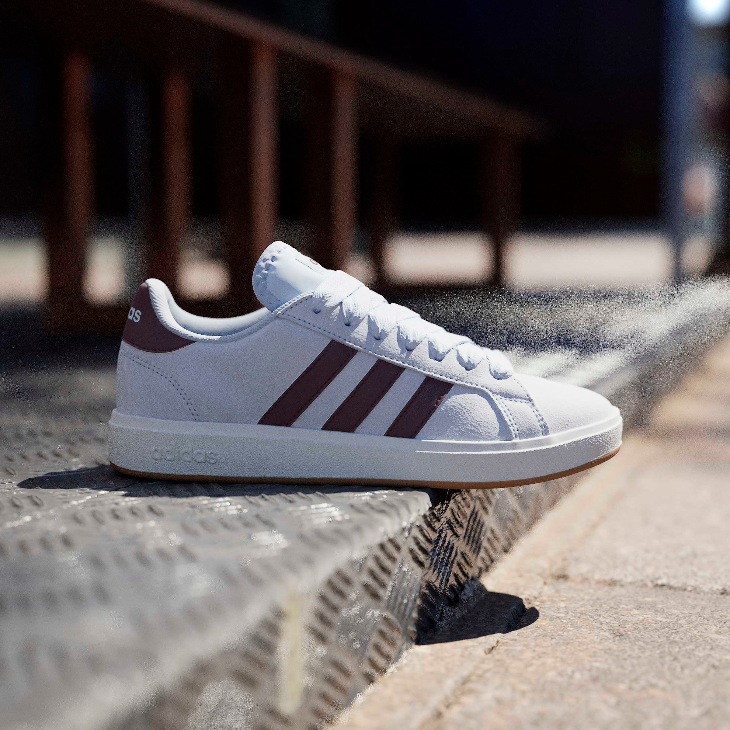 adidas Sportswear Sneaker »GRAND COURT BASE 00S«  Design auf den Spuren des adidas Campus 00