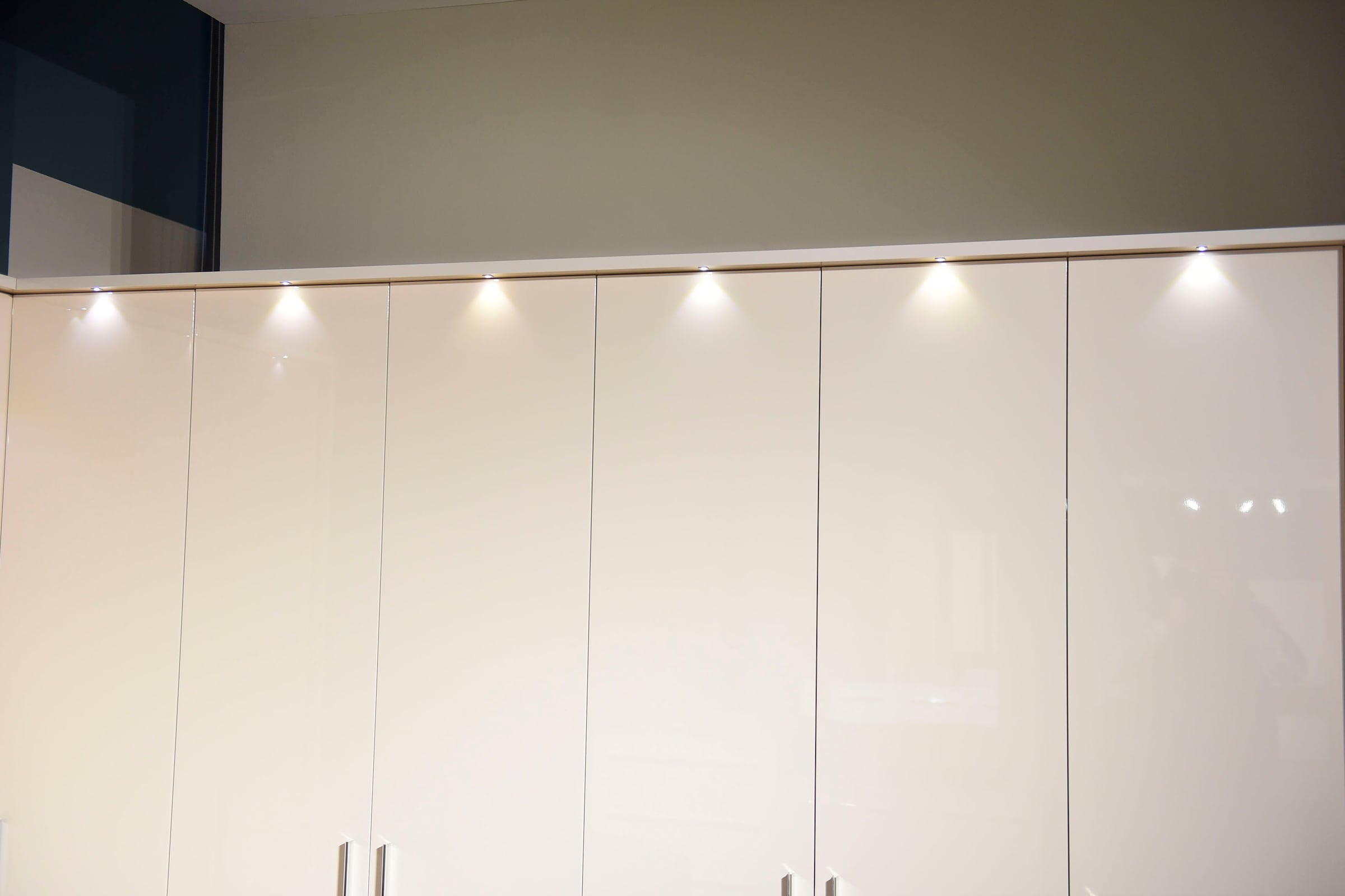 Places of Style Drehtürenschrank »Piano, inklusive Rahmen und Beleuchtung, soft-close-Funktion«, (viele Breiten zur Auswahl, 226cm hoch, mit jeweils 2 Schubladen), beige oder weiß, UV lackiert, Hochglanzfronten, FSC-zertifiziert