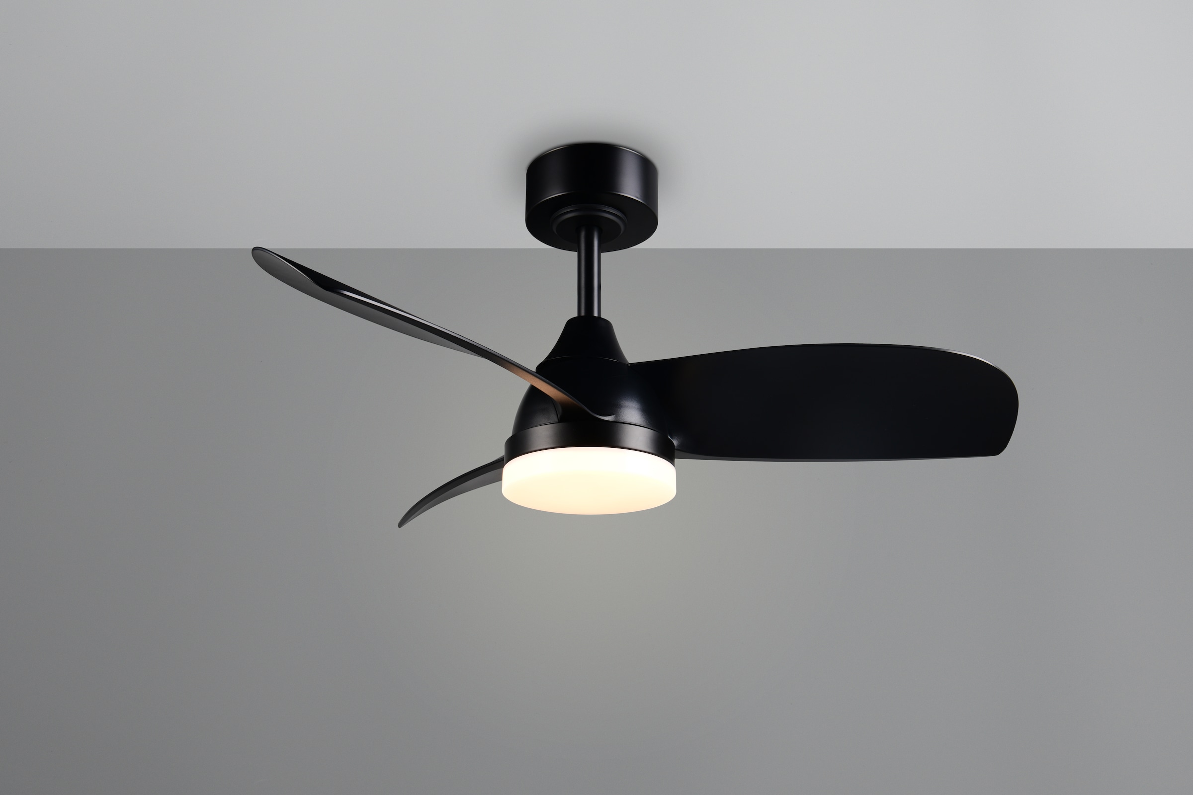 REALITY Leuchten LED Deckenleuchte »HELSINKI mit Ventilator, Deckenventilator mit Licht inkl Fernbedienung« LED-Board 1 Stk. warmweiß - kaltweiß 6 Geschwindigkeiten höhenverstellbar Vor-& Rücklauf dimmbar Nachtlicht