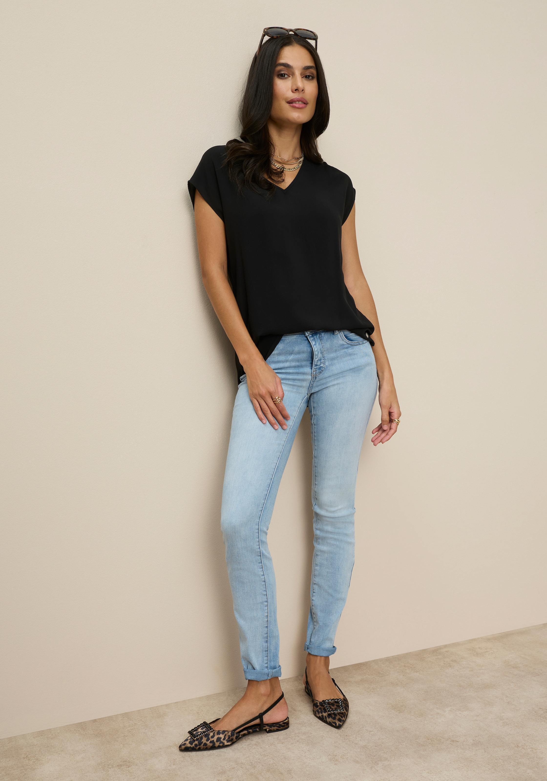 Tamaris Shirtbluse in Lässiger Form mit V-Ausschnitt