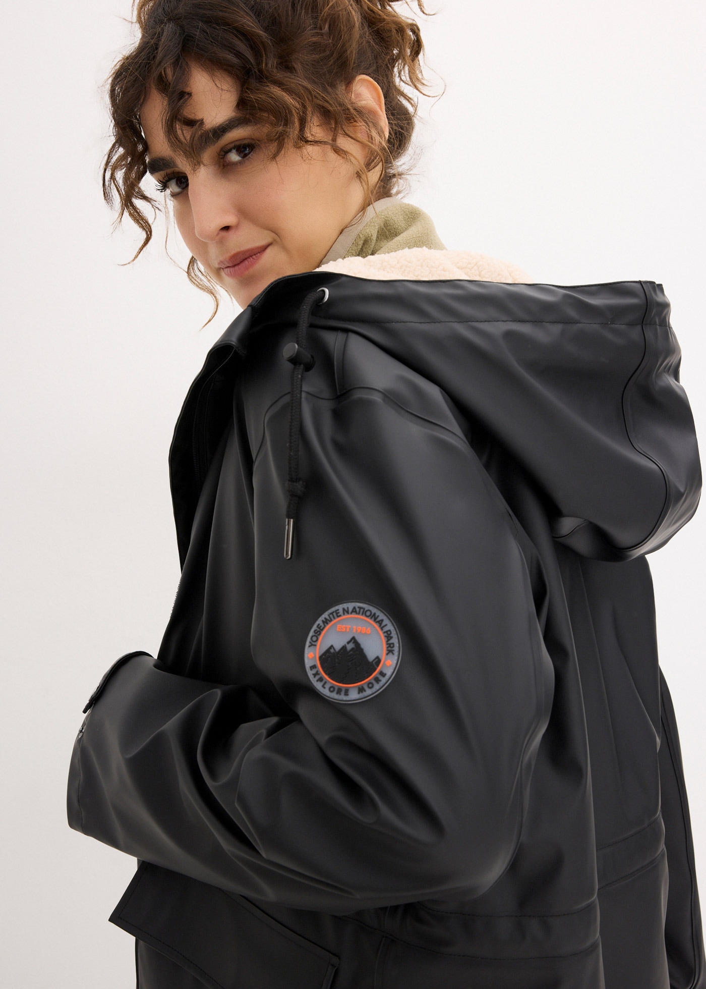 bonprix Regenjacke mit Kapuze gefüttert mit Teddyfutter, wasserdicht, lässige Passform