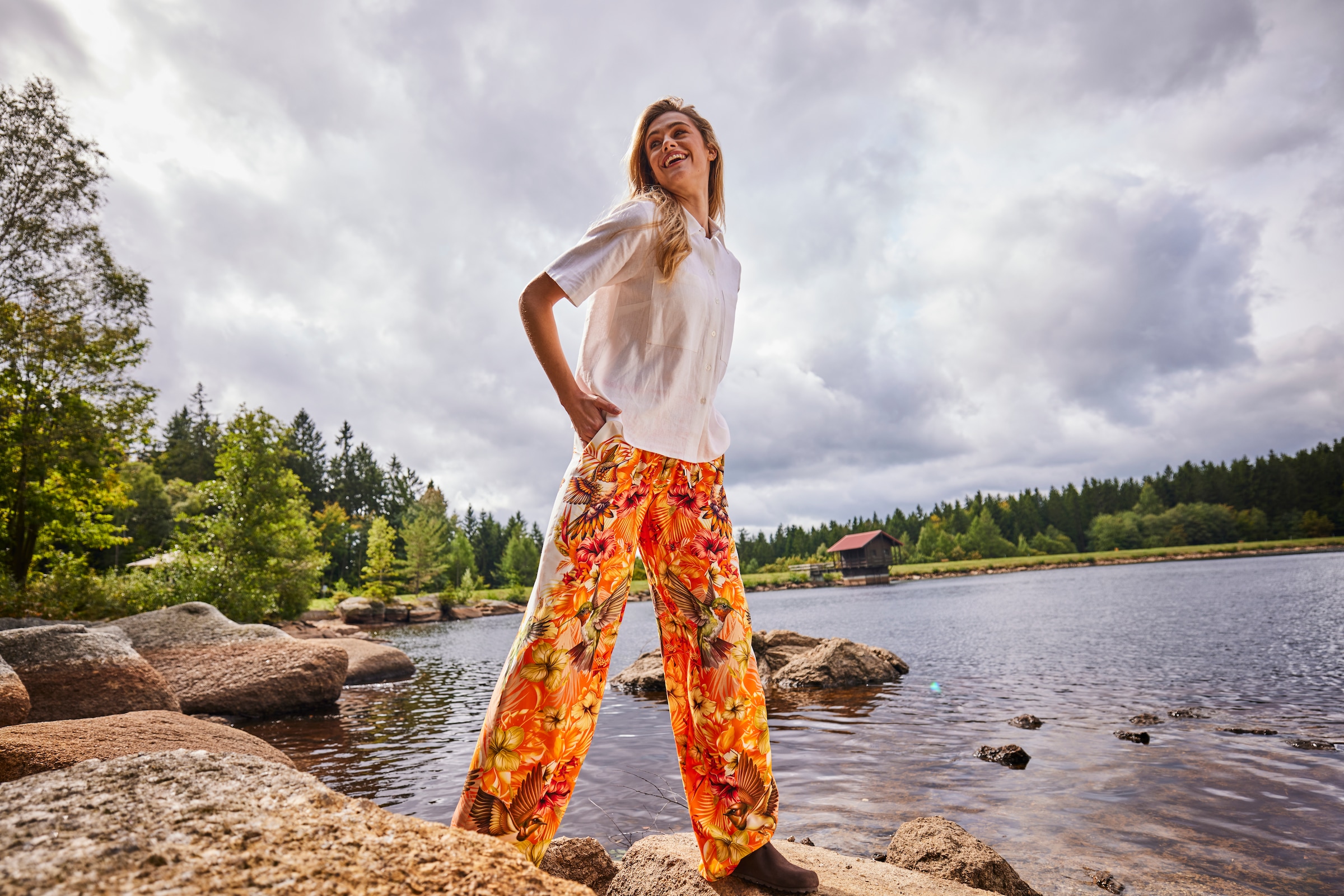 Aniston CASUAL Schlupfhose  mit tropischen Vögeln, Blüten und Blättern bedruckt - NEUE KOLLEKTION