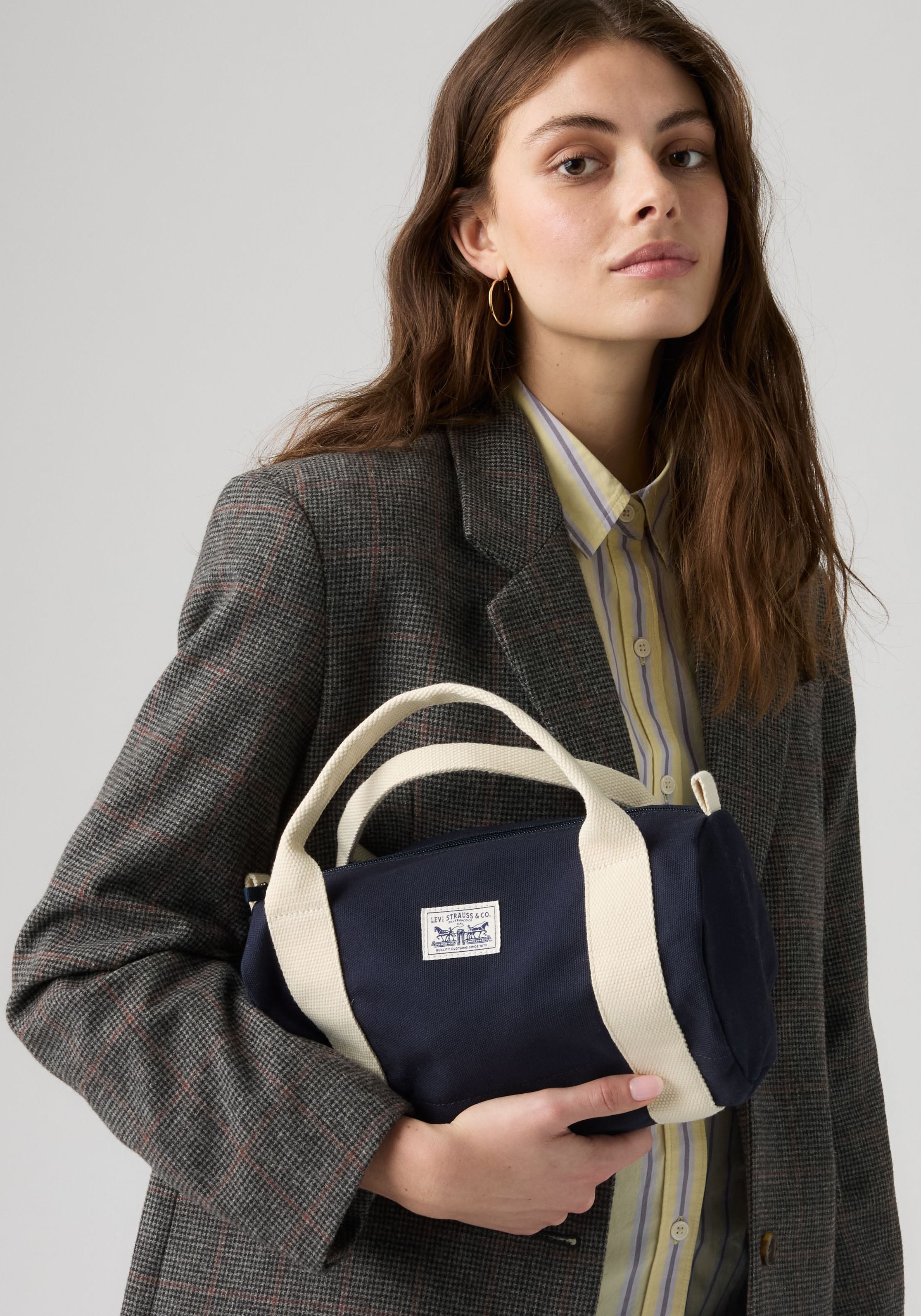 Levi's® Beuteltasche »HARLEY SMALL BARREL« Canvas-Tasche mit Kontrast-Details und Logo-Badge