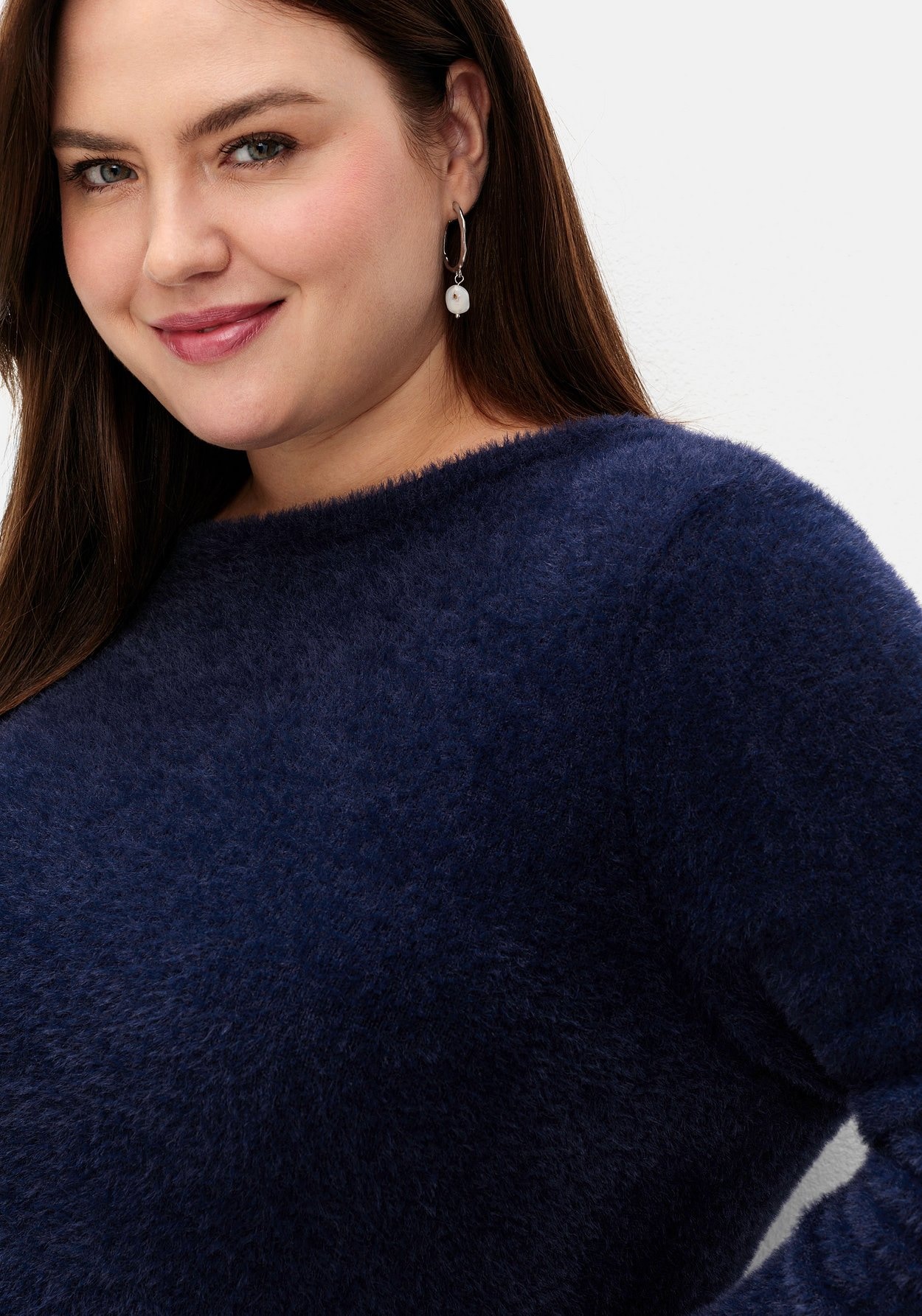 Sheego Rundhalspullover »Flauschiger Pullover mit tiefem V-Ausschnitt hinten«