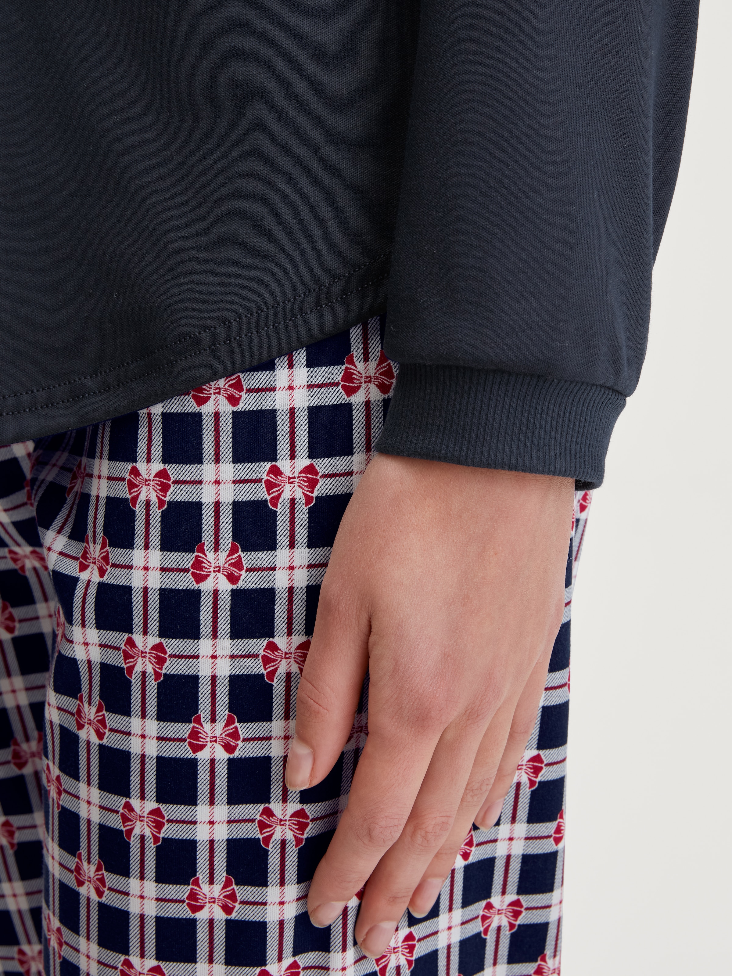 CALIDA Schlafanzug »Family & Friends« 2 Stk. tlg., Knopfleiste, Pure Cotton, Langarm, Serafino-Ausschnitt, weich