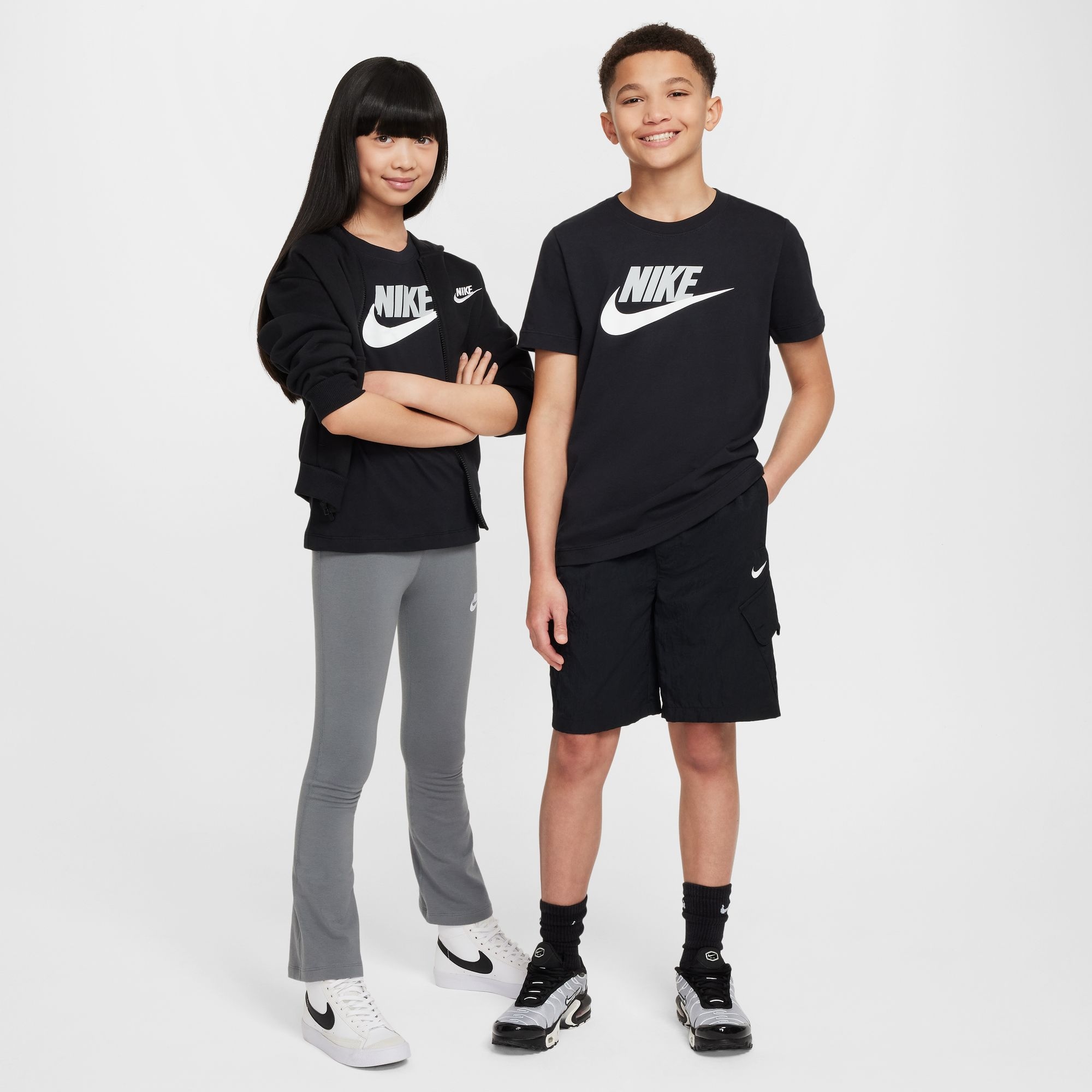 Nike Sportswear T-Shirt »K NSW TEE FUTURA HBR« für Jugendliche, sportlicher Stil, Kurzarm, Rundhalsausschnitt