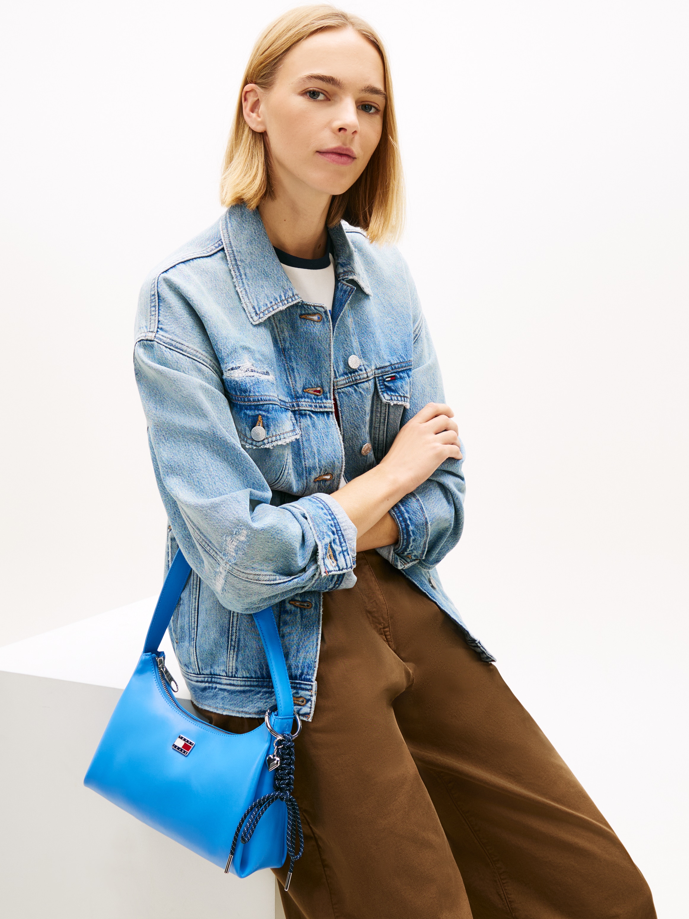 Tommy Jeans Schultertasche »TJW CITY CHARM SHOULDER BAG« Damen Schultertasche, Henkeltasche mit farbigem Schmuckelement