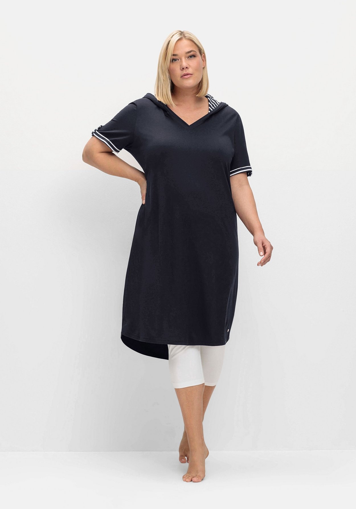 Shirtkleid »Kapuzenkleid mit Kontrastdetails und längerem Rücken«, mit Kontrastdetails...