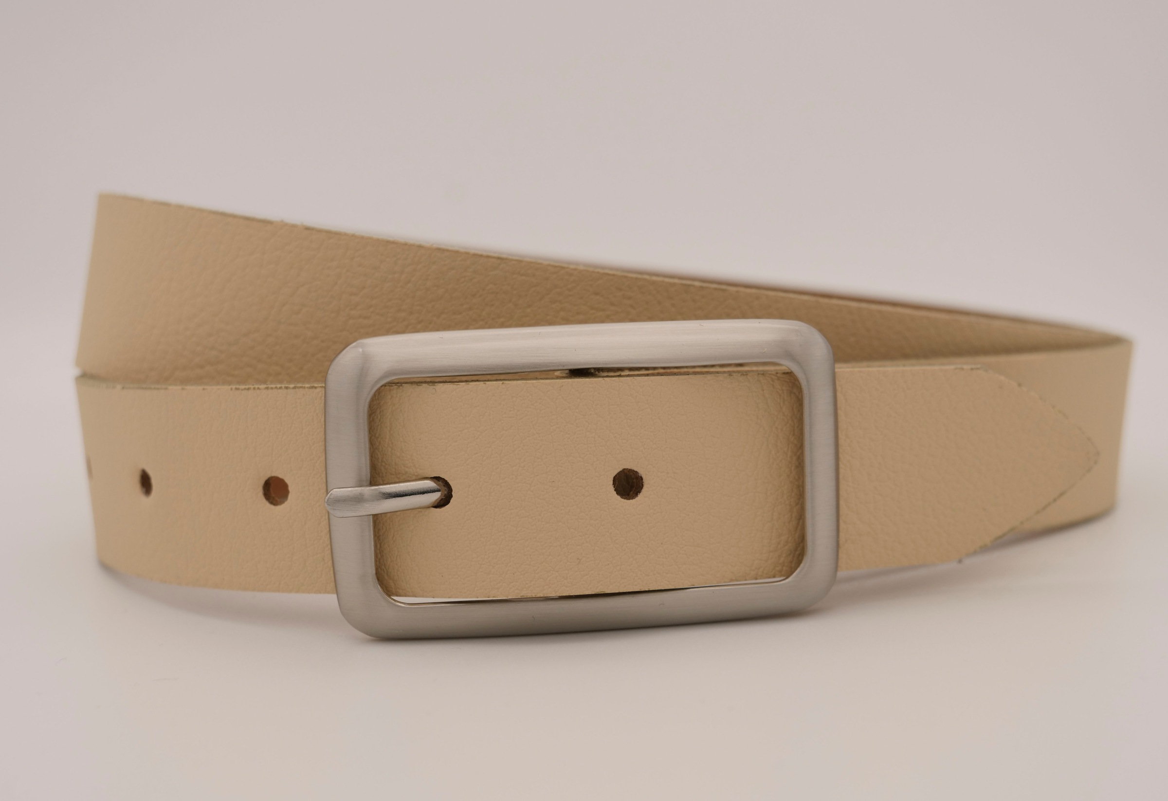 Annamatoni Damen Ledergürtel mit silberner Schließe in beige, Größe 90