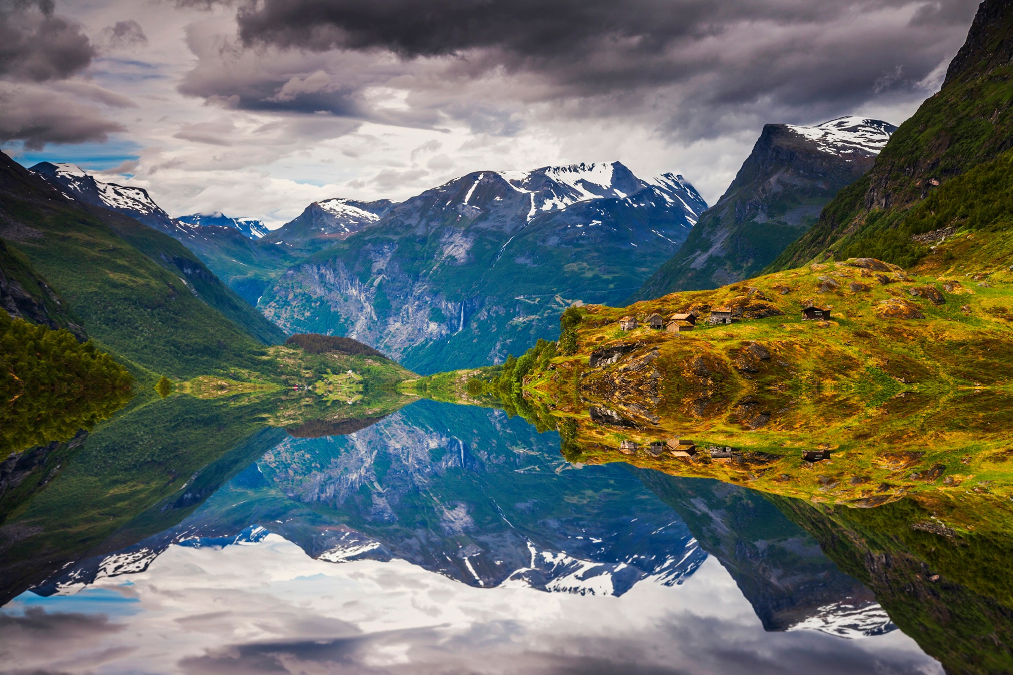 Fototapete »FJORD NORWEGEN-SEE GEBIRGE BERGE ALPEN SONNE DORF MEER«