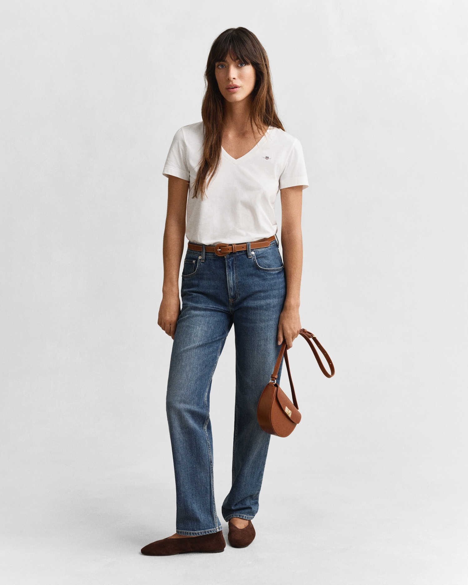 Gant T-Shirt »REG SHIELD KA V-NECK T-SHIRT« mit einer kleinen Logostickerei auf der Brust