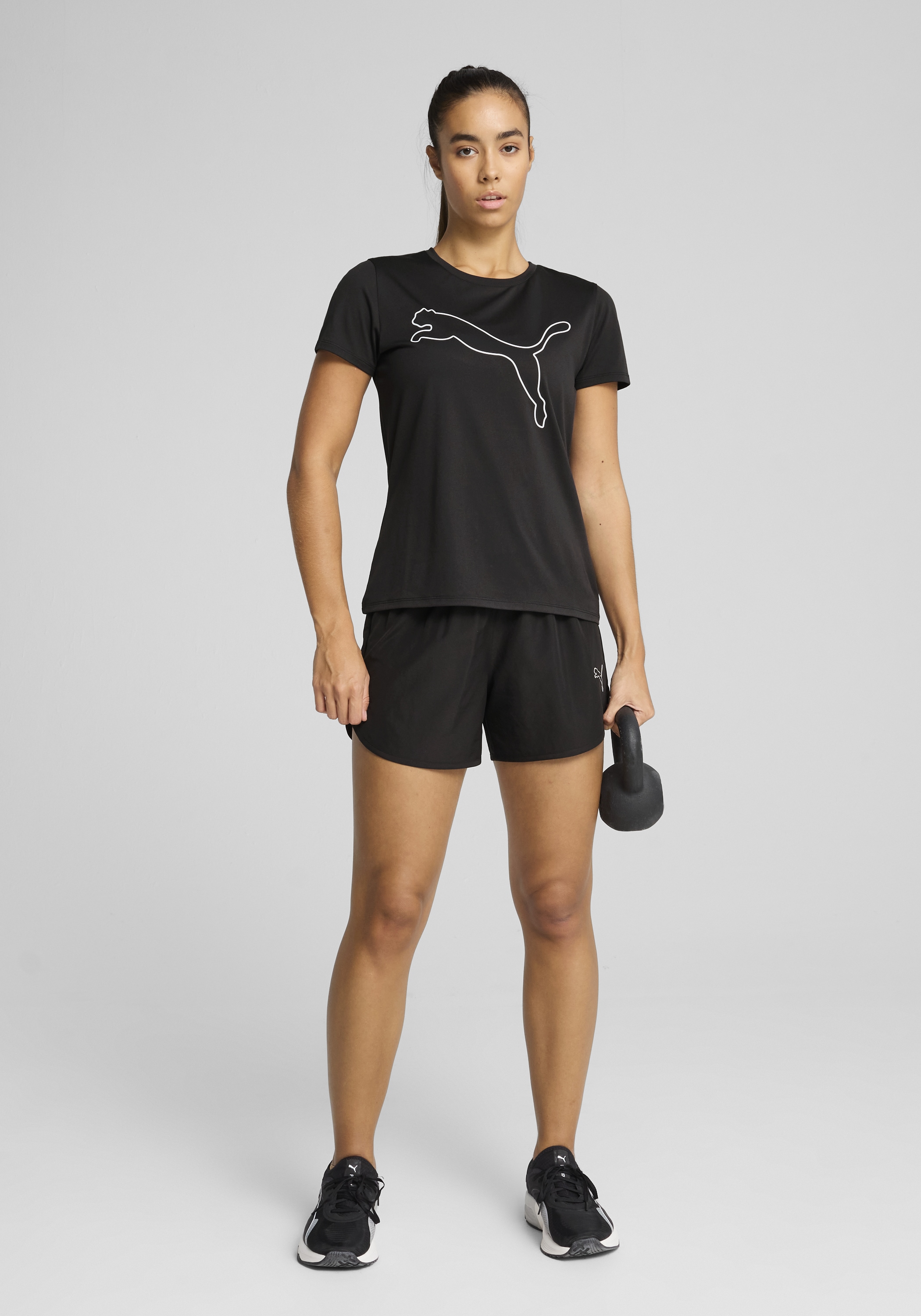 PUMA Trainingsshirt »W TAD ESSENTIAL LOGO TEE« Kurzarm, mit Rundhalsausschnitt, mit seitlichen Belüftungsöffnungen
