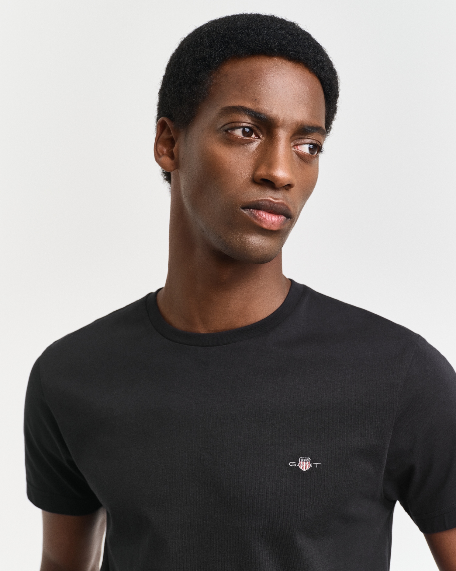 Gant T-Shirt »SLIM SHIELD SS T-SHIRT«, mit Logostickerei auf der Brust