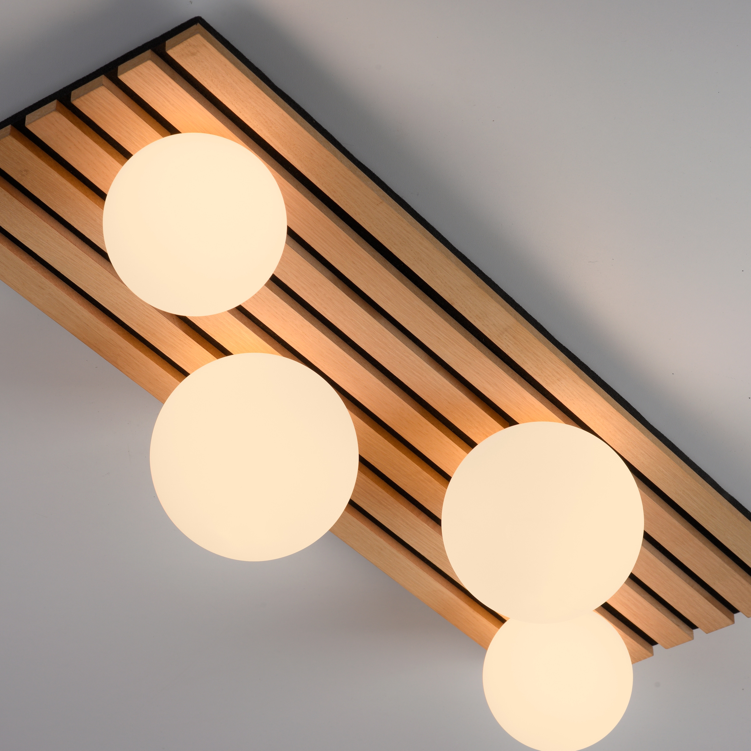 Leonique Deckenleuchte »Erinette Akustikpaneele mit Glaskugeln«, 4 flammig, Leuchtmittel G9 | Leuchtmittel wechselbar-ohne Leuchtmittel, Holz, Akustik, Paneele, Glas, opal matt weiß, Deckenlampe