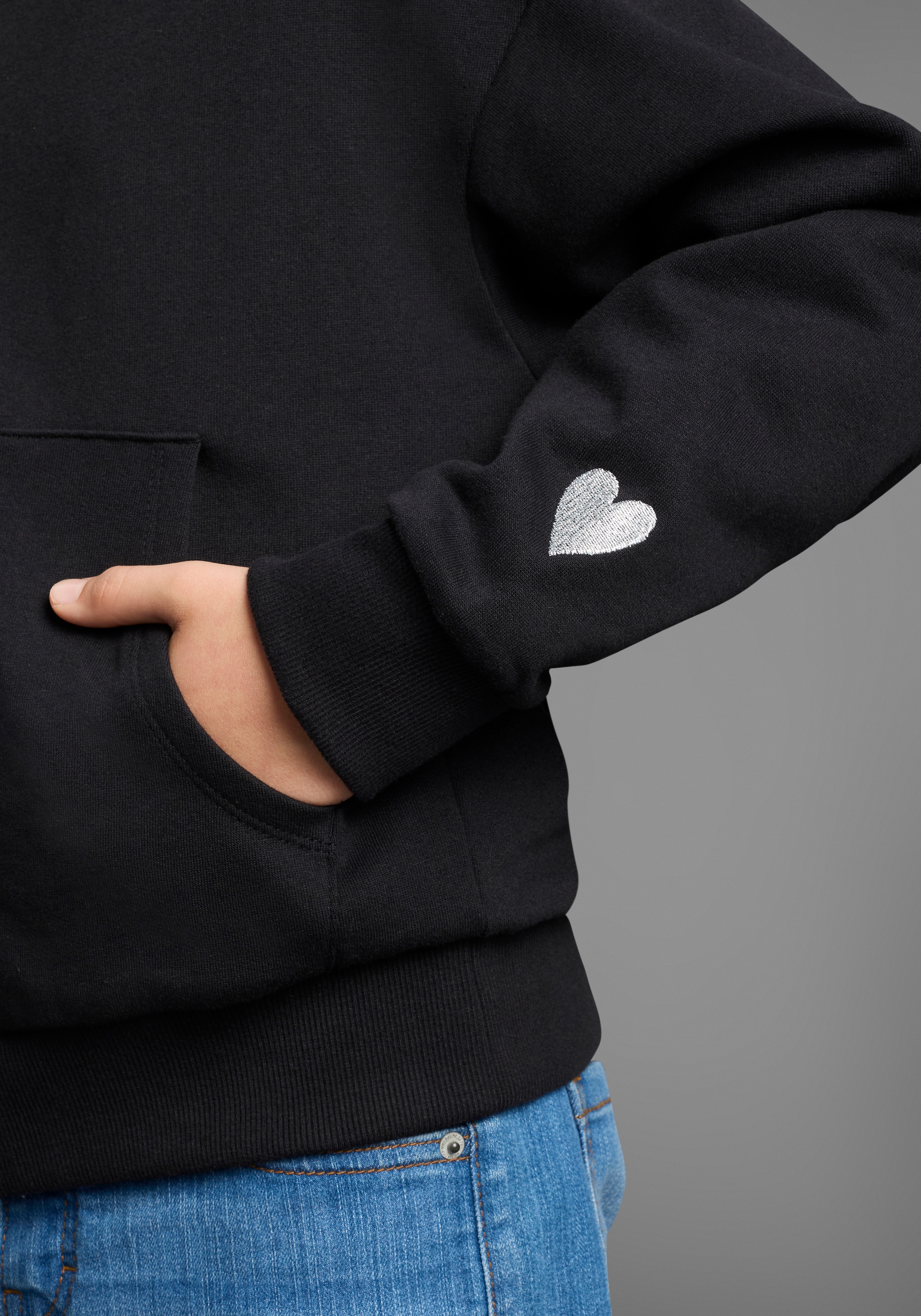 KIDSWORLD Kapuzensweatjacke »Lässige Sweatjacke mit kleinem Logo«, Lockere Form