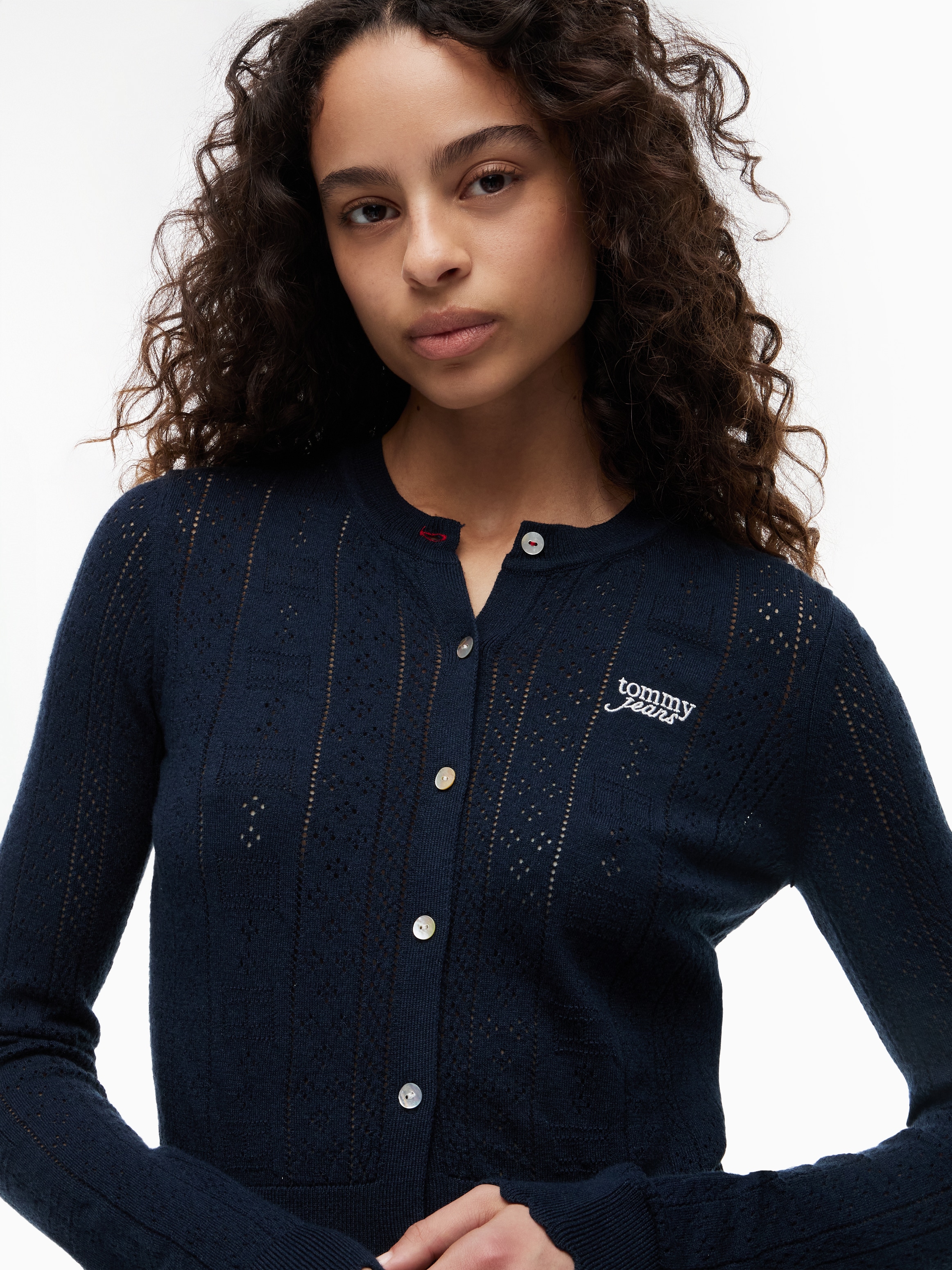 Tommy Jeans Strickjacke »TJW POINTELLE CARDIGAN« Viskosemischung, Pointelle Strick, gewellter Saum, Logo Stickerei