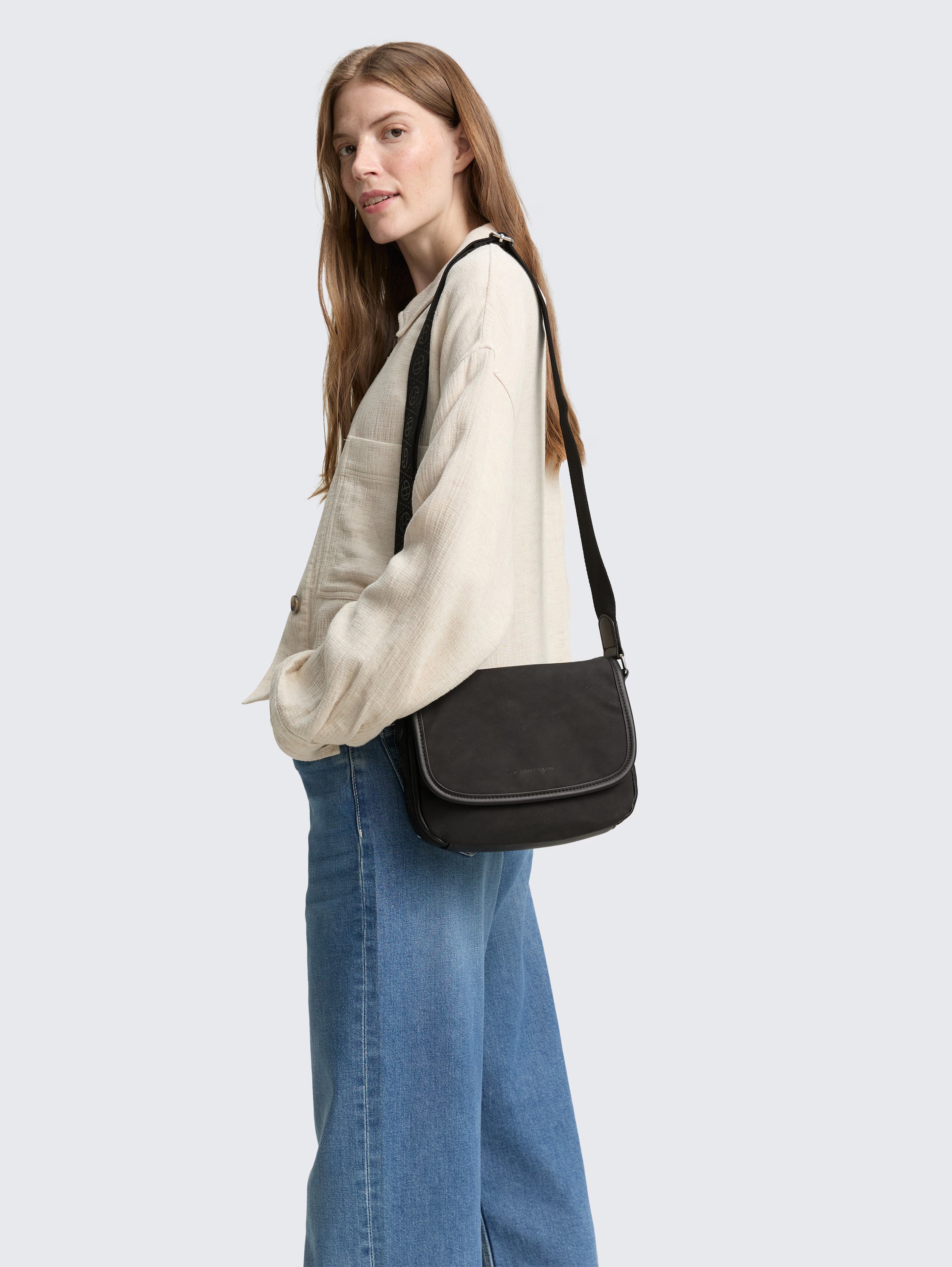 TOM TAILOR Umhängetasche »Yara« feines Nubukimtat mit Glattlederimitat sowie Gewebeband mit Logodruck