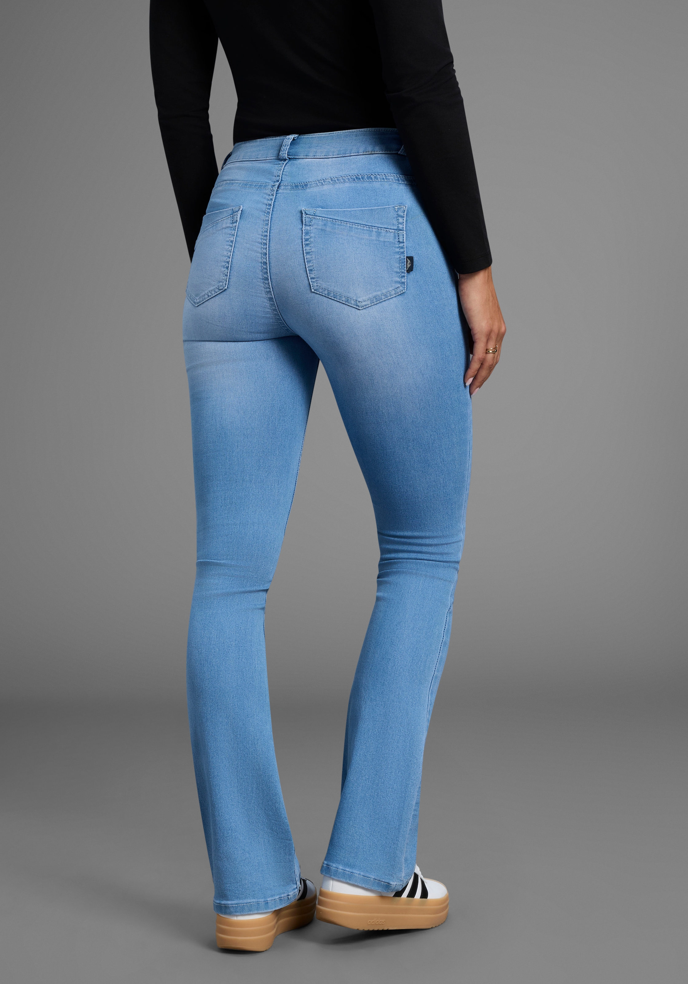 Arizona Bootcut-Jeans »Ultra Stretch«, ausgestellte Beinform, Used-Waschung, hohe Leibhöhe