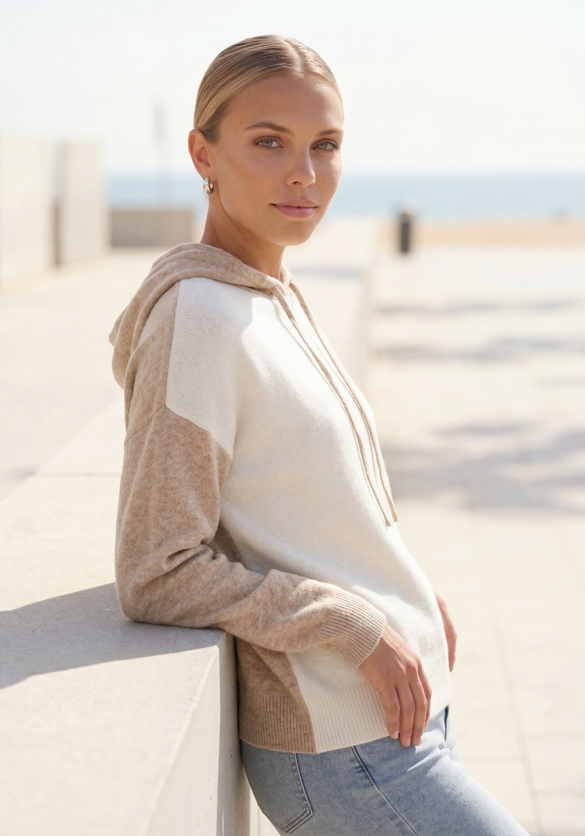 Vivance Kapuzenpullover »in lässiger Colorblock-Optik aus softer Strickware« Pullover mit Kapuze, Kuschelpullover, locker und kaschierender Schnitt