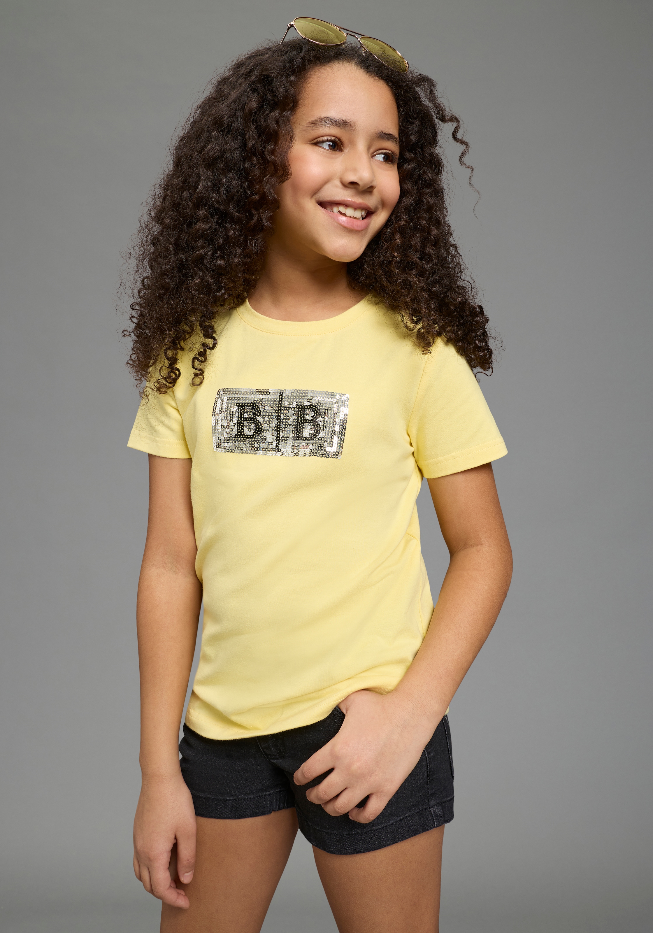 Bruno Banani T-Shirt »Banani Paillettenshirt für modische Girls« modische Basic-Passform, Kurzarm, mit Pailletten und Print