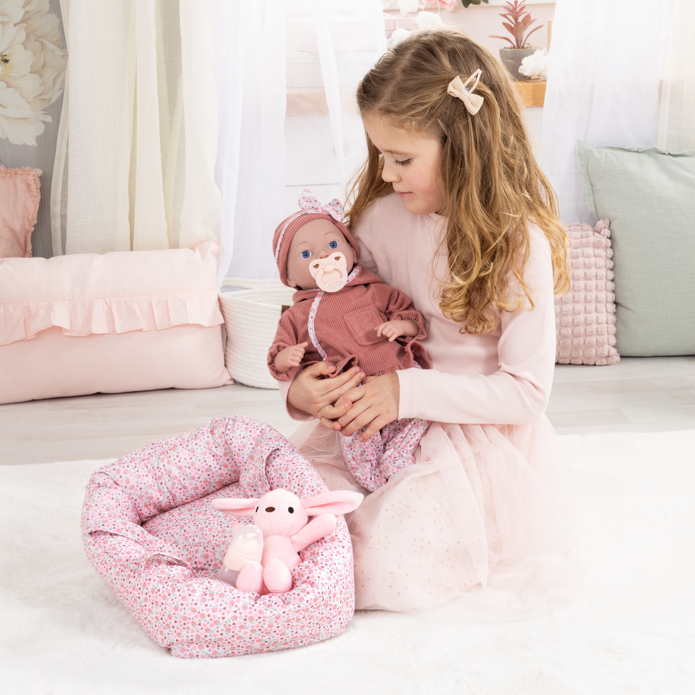 Bayer Babypuppe »Reborn 38 cm Set mit Kuscheltasche« sieht aus wie ein echtes Baby