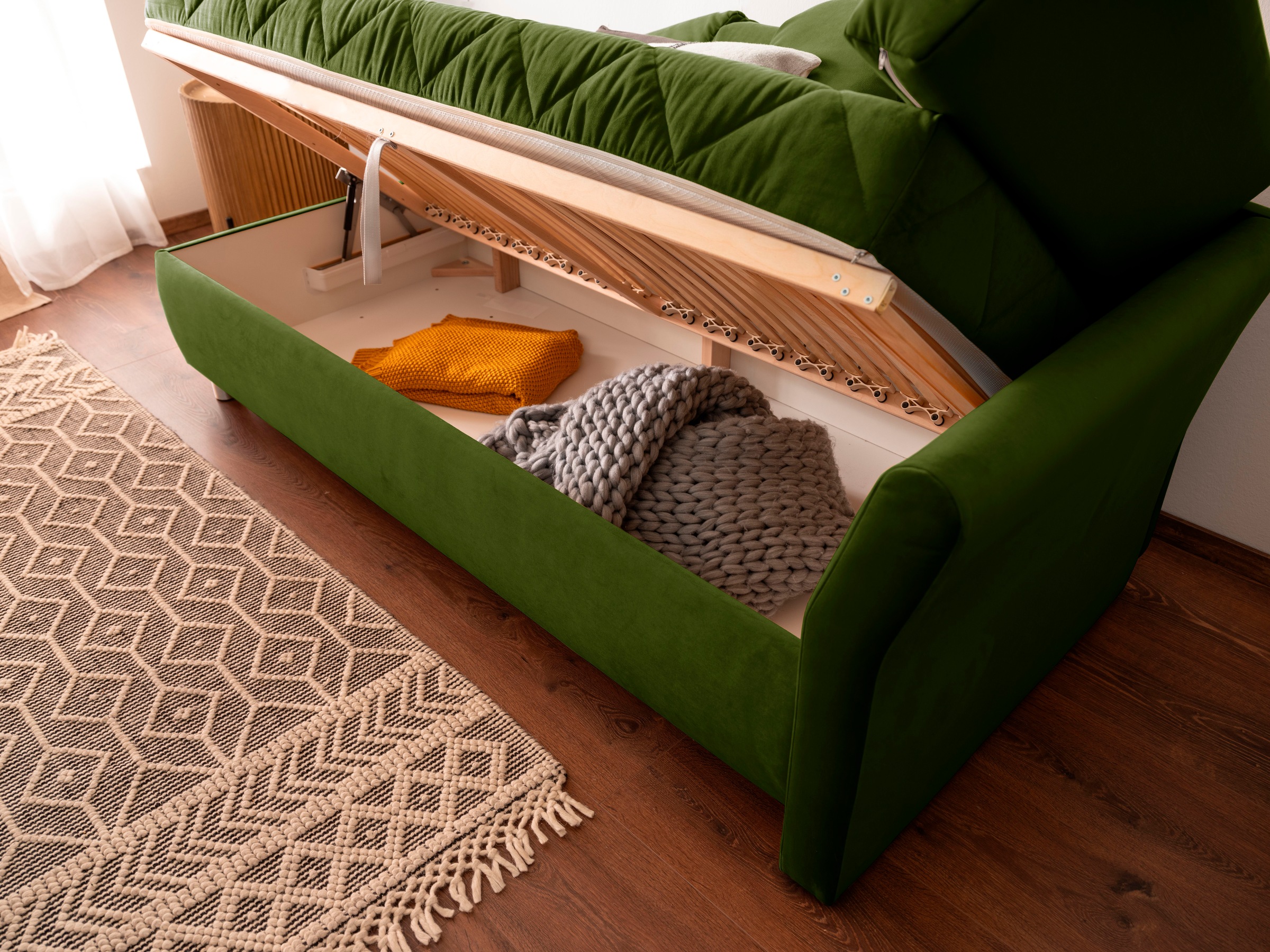 alina Schlafsofa, Bettkasten, Zierkissen-Set aus: 2 Stk. 40x40cm, 1 Stk. 30x30cm