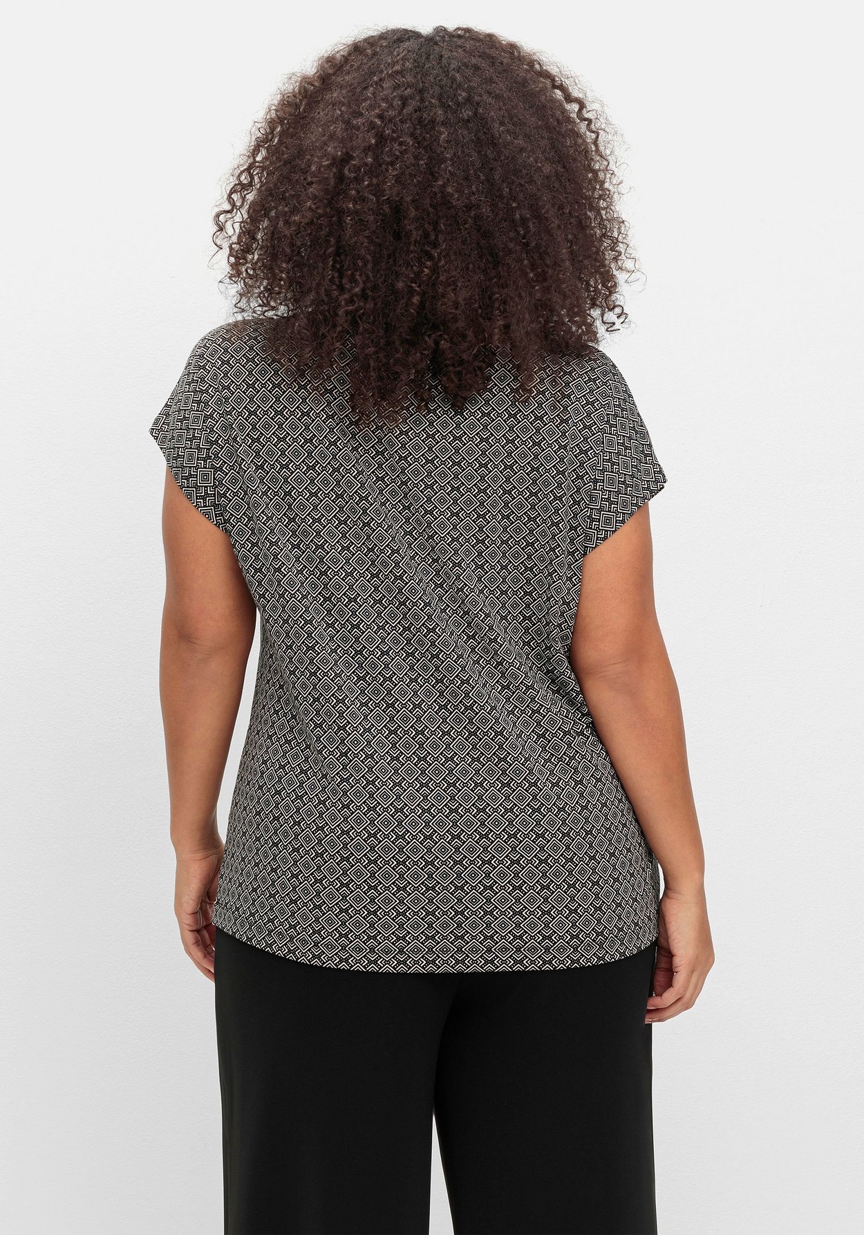 Sheego Rundhalsshirt »Shirt mit grafischem Minimalprint«