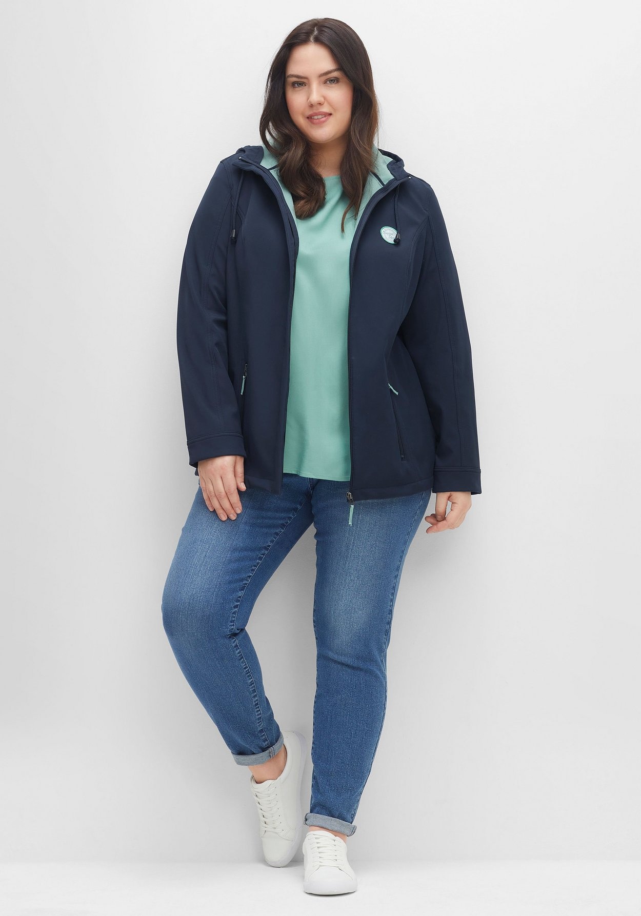 Sheego Softshelljacke »Softshell-Jacke mit Fleece-Innenseite, winddichte Qualität«, mit Kapuze, mit Fleece-Innenseite, winddichte Qualität
