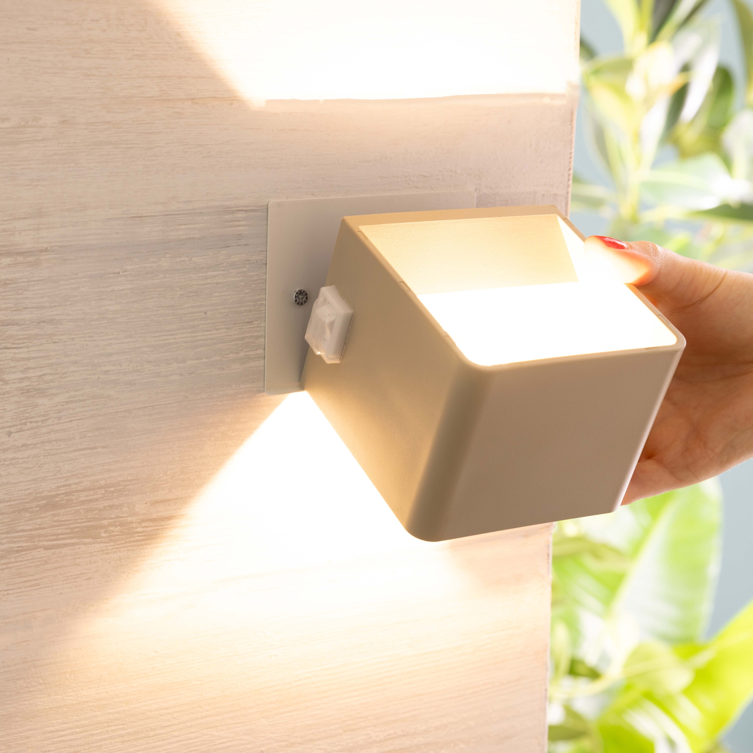 Brilliant Außen-Wandleuchte »Iseo - portable Akkuleuchte inkl. Magnetplatte« LED-Modul 1 Stk. Warmweiß Akku, 300 lm, 3000 K, USB, schwarz, mobile Außenlampe, Wandlampe