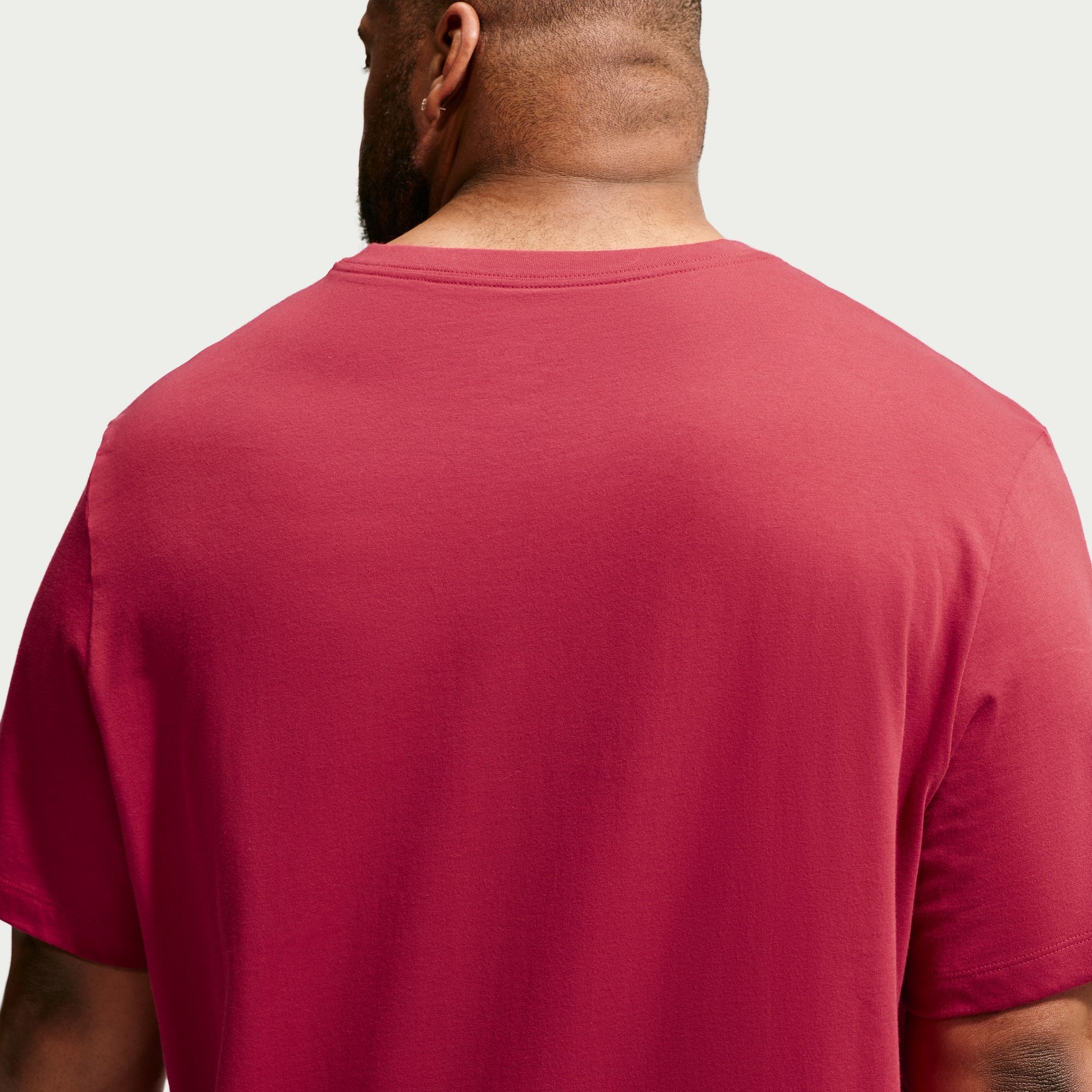 Nike Sportswear T-Shirt »M NSW CLUB TEE« Regular Fit, Kurzarm, sportlich, mit Logostickerei auf der Brust